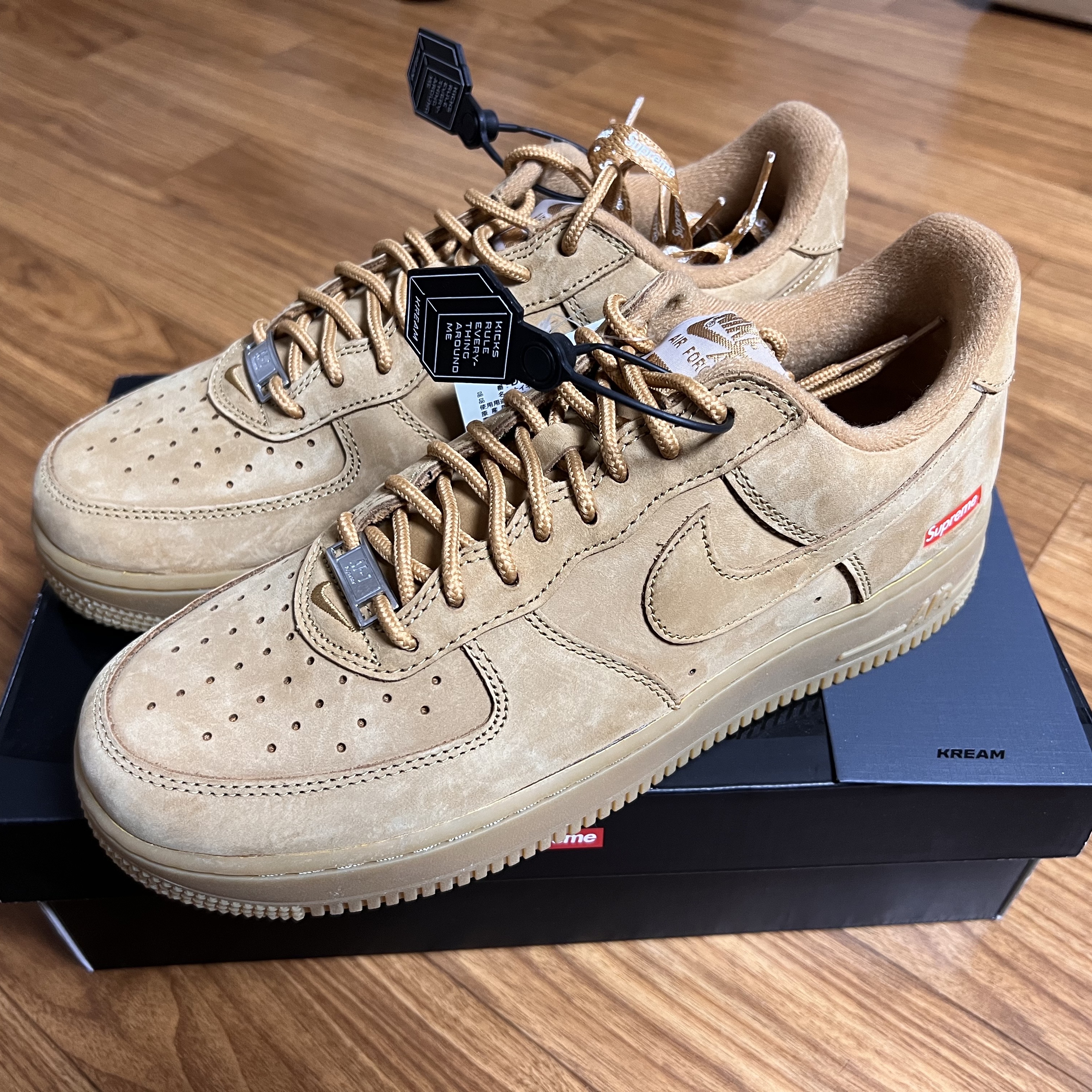 Nike x Supreme Air Force 1 Low Flax 착용 스타일