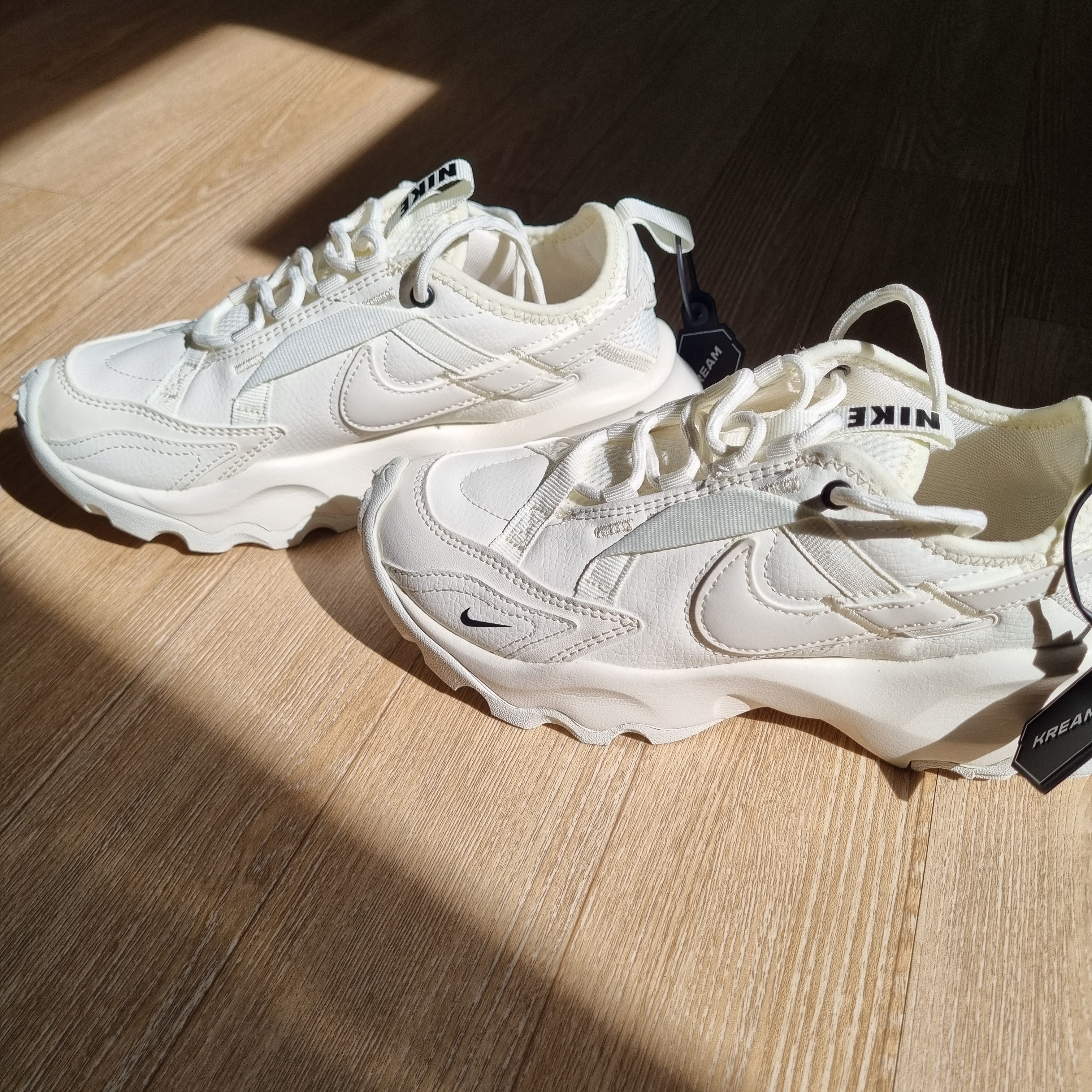 (W) Nike TC 7900 Summit White 착용 스타일