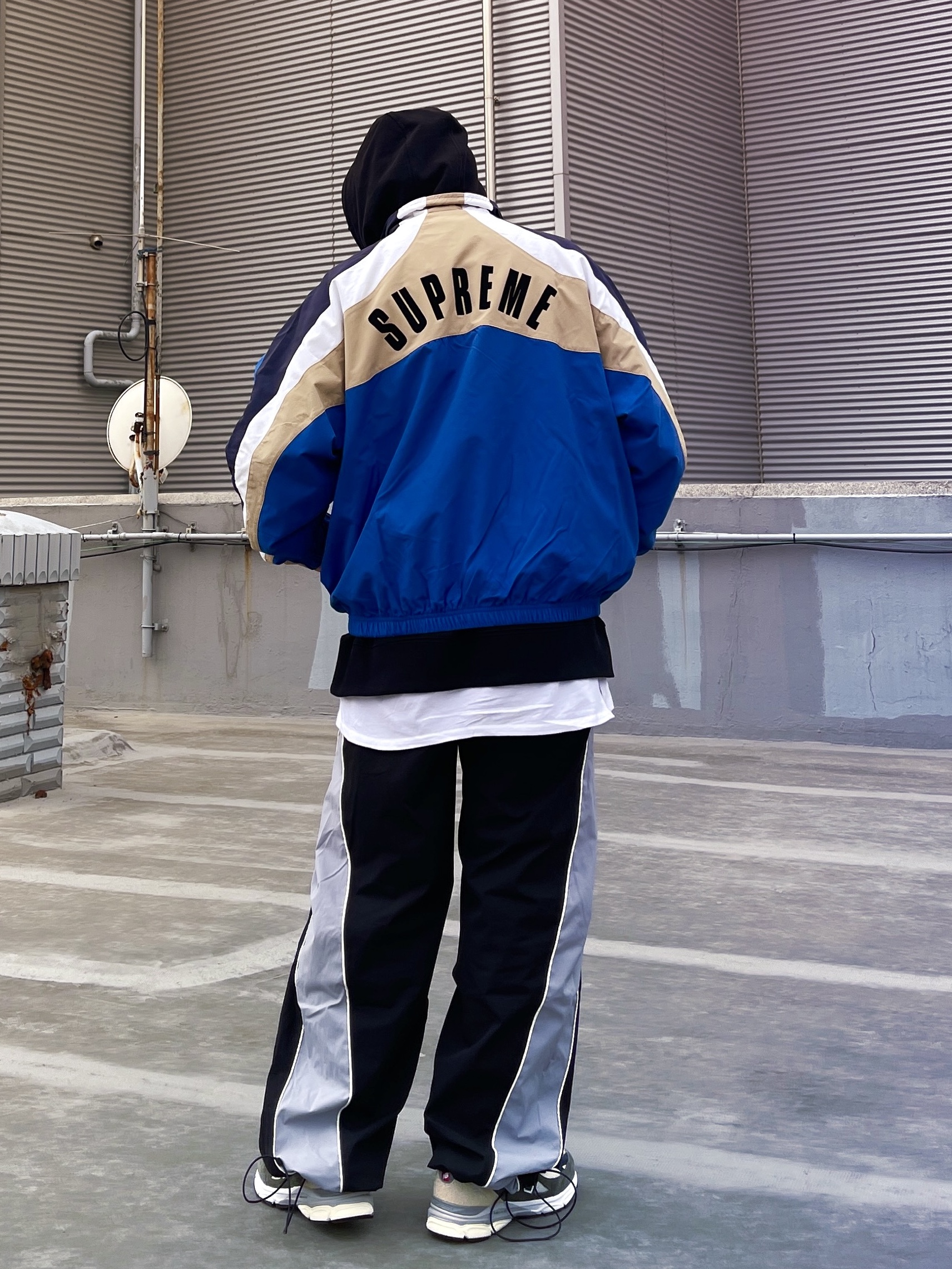Supreme x Umbro Track Jacket Blue - 23SS, New Balance 990v3 Made in USA Olive 착용 스타일 - 1