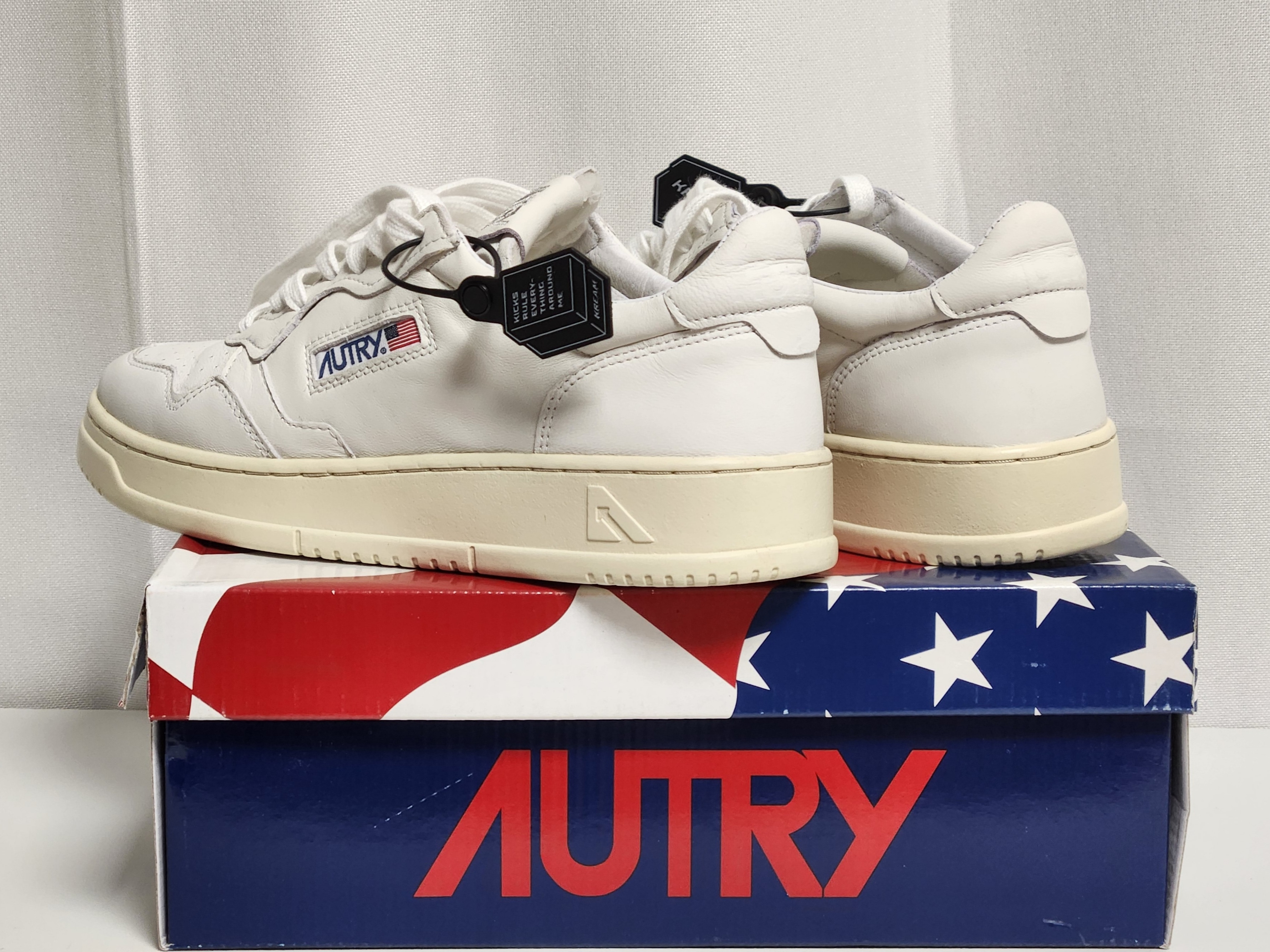 Autry Medalist Low Goatskin Sneakers White 착용 스타일 - 2