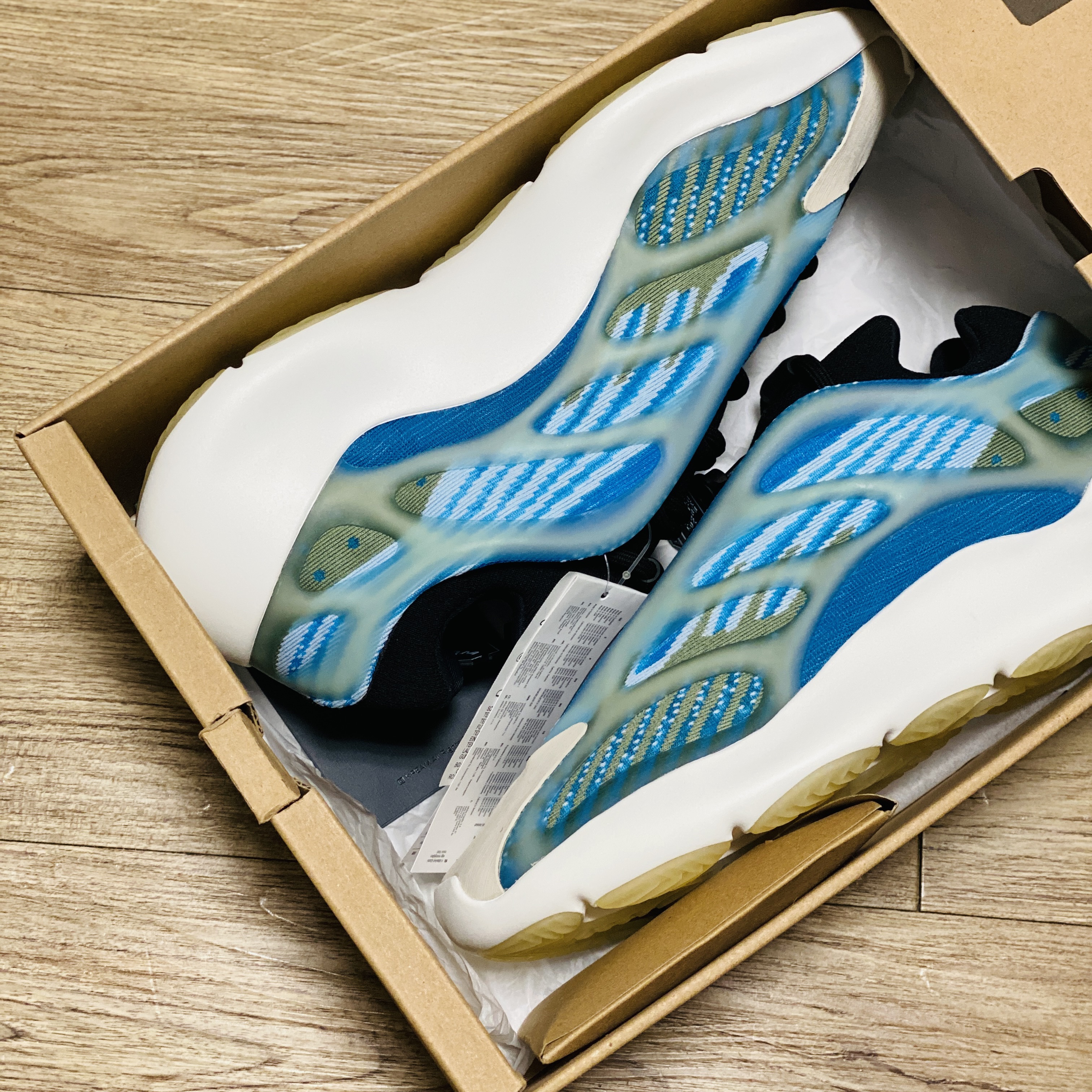 Adidas Yeezy 700 V3 Arzareth 착용 스타일 - 2