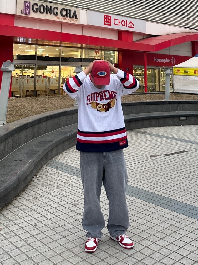 Supreme Gremlins Hockey Jersey White - 22FW, Nike Dunk Low Retro Gym Red 착용 스타일 - 1