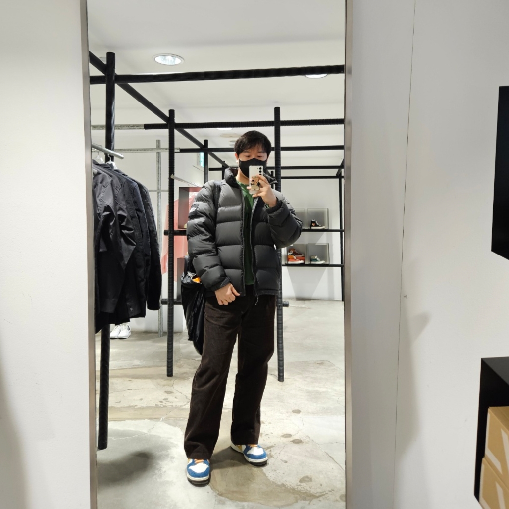 Nike x Kasina Dunk Low 80's Bus, The North Face 1992 Nuptse Jacket Charcoal 착용 스타일