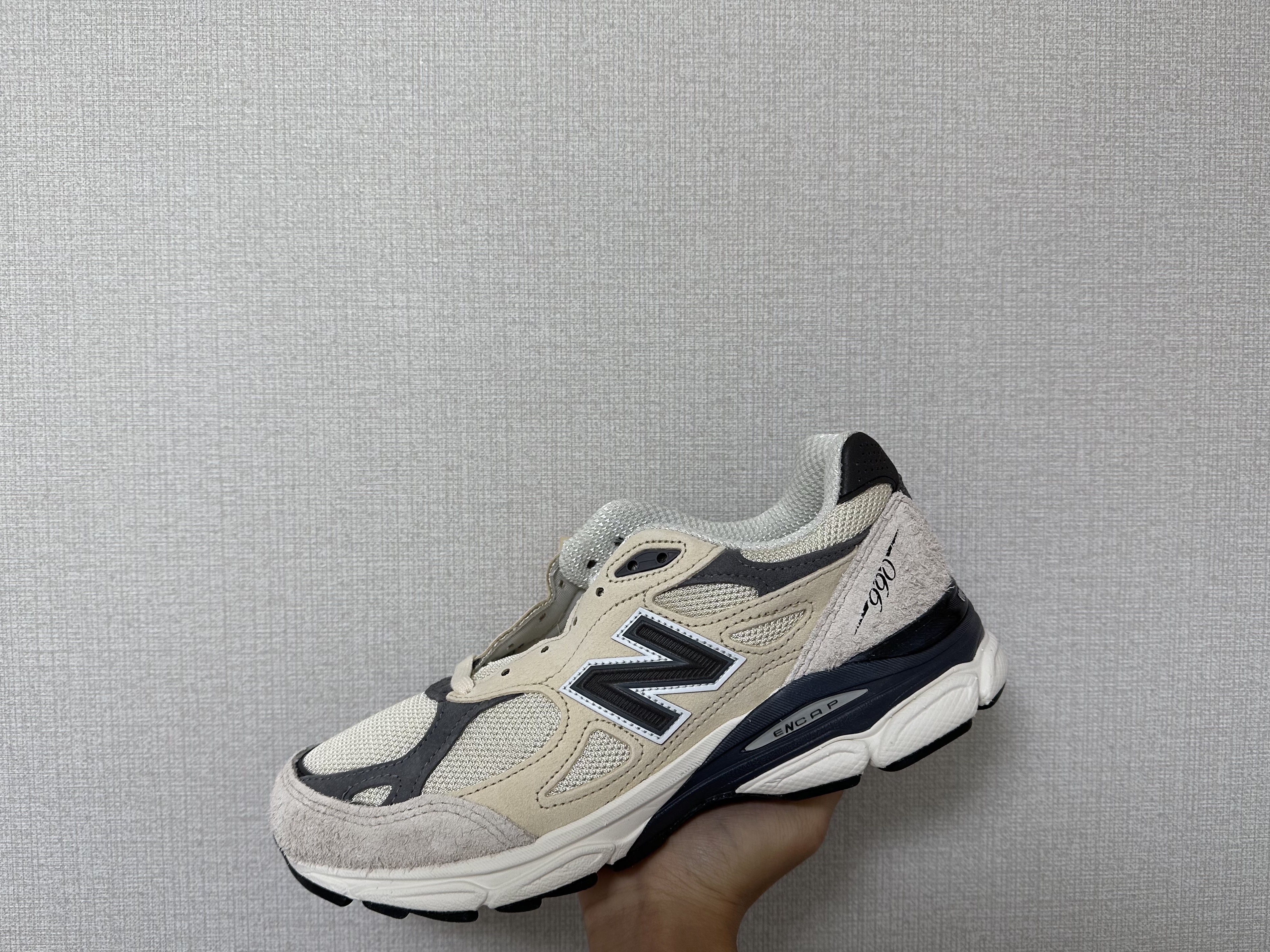 New Balance 990v3 Made in USA Moonbeam Macadamia Nut 착용 스타일 - 2