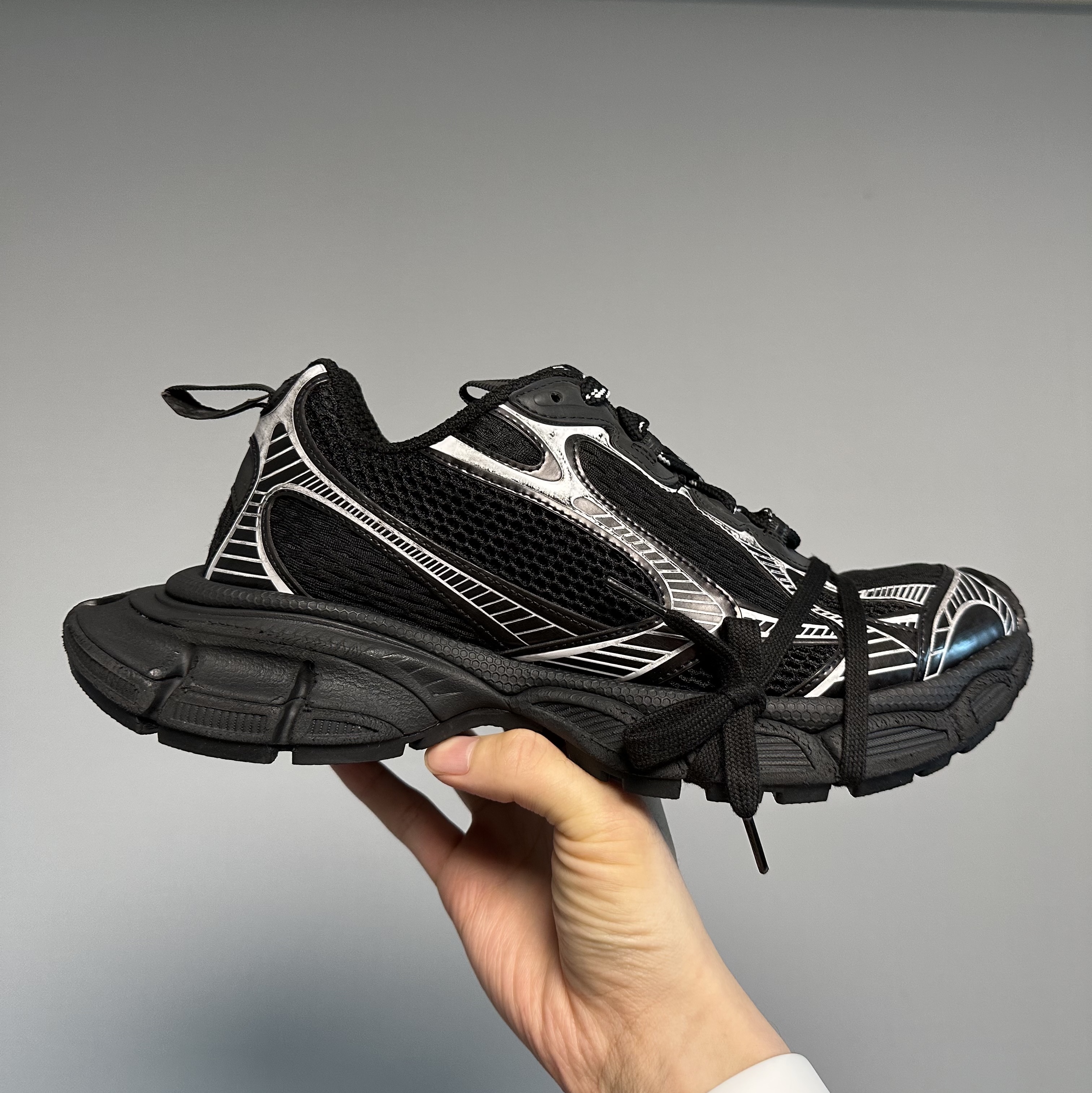 Balenciaga 3XL Sneakers Black White 착용 스타일 - 1