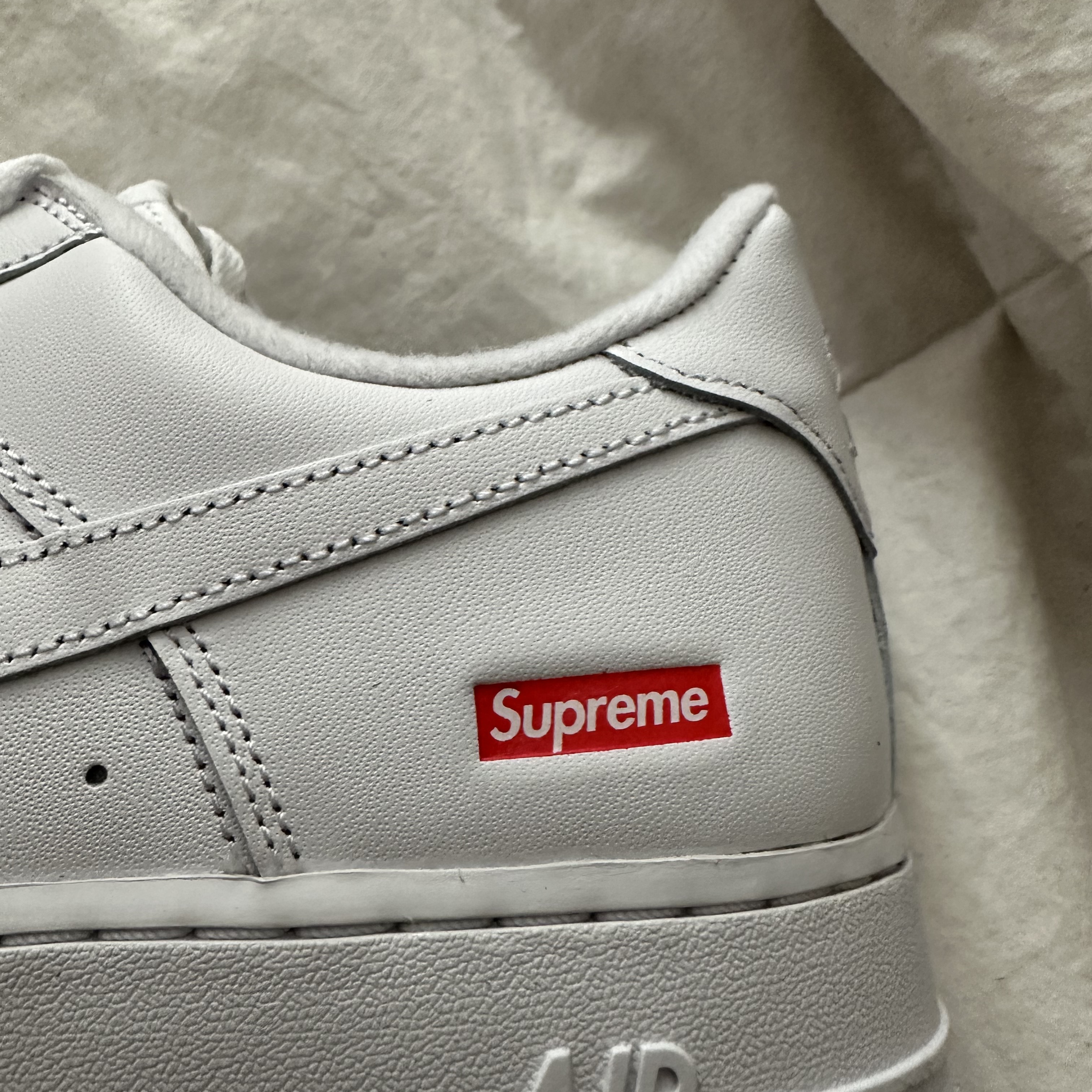 Nike x Supreme Air Force 1 Low White 착용 스타일 - 2