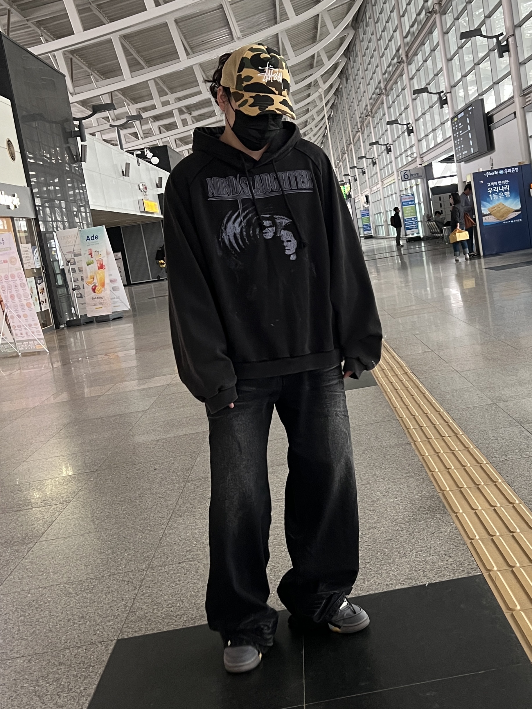 Stussy x BAPE Trucker Cap Yellow, Jordan 5 x Off-White Retro SP Black Muslin 착용 스타일 - 1