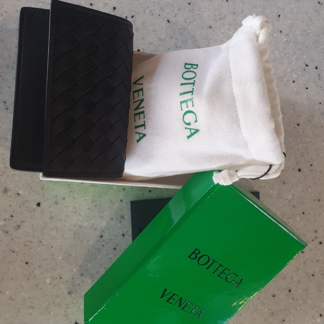 Bottega Veneta Flap Card Case Black 착용 스타일