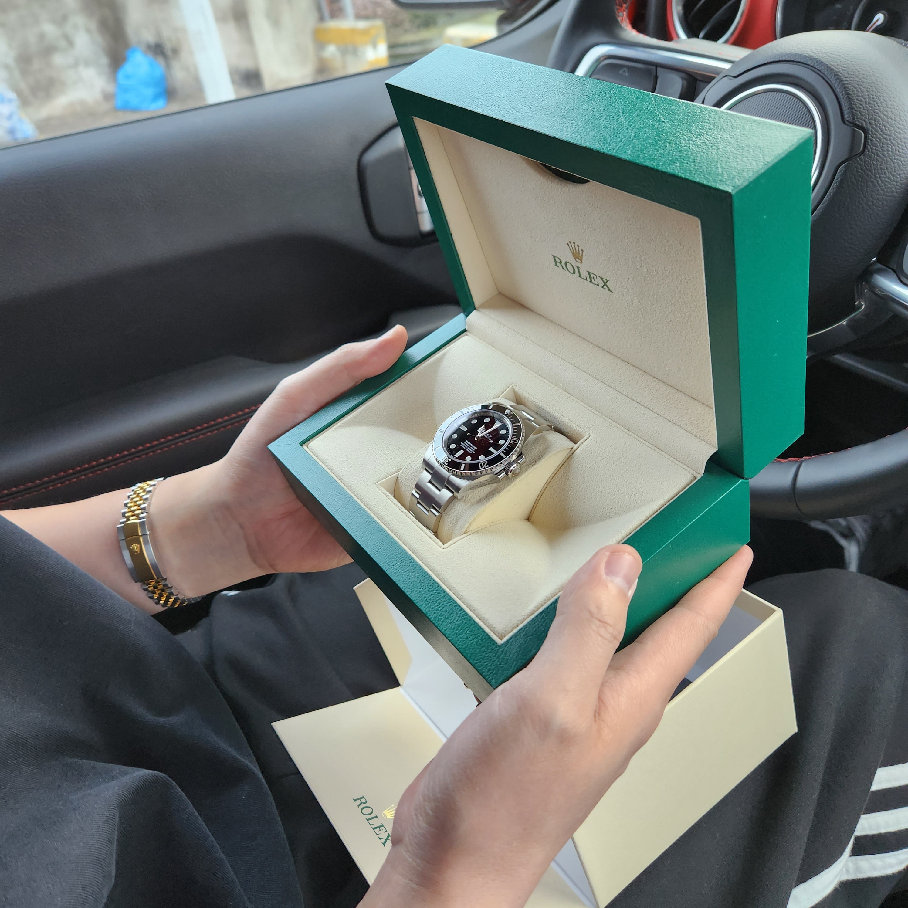 Rolex Submariner 41mm 124060 Black Oyster, Boucheron Quatre Classique Ring Large 18K Yellow White Pink Gold Brown 착용 스타일 - 3