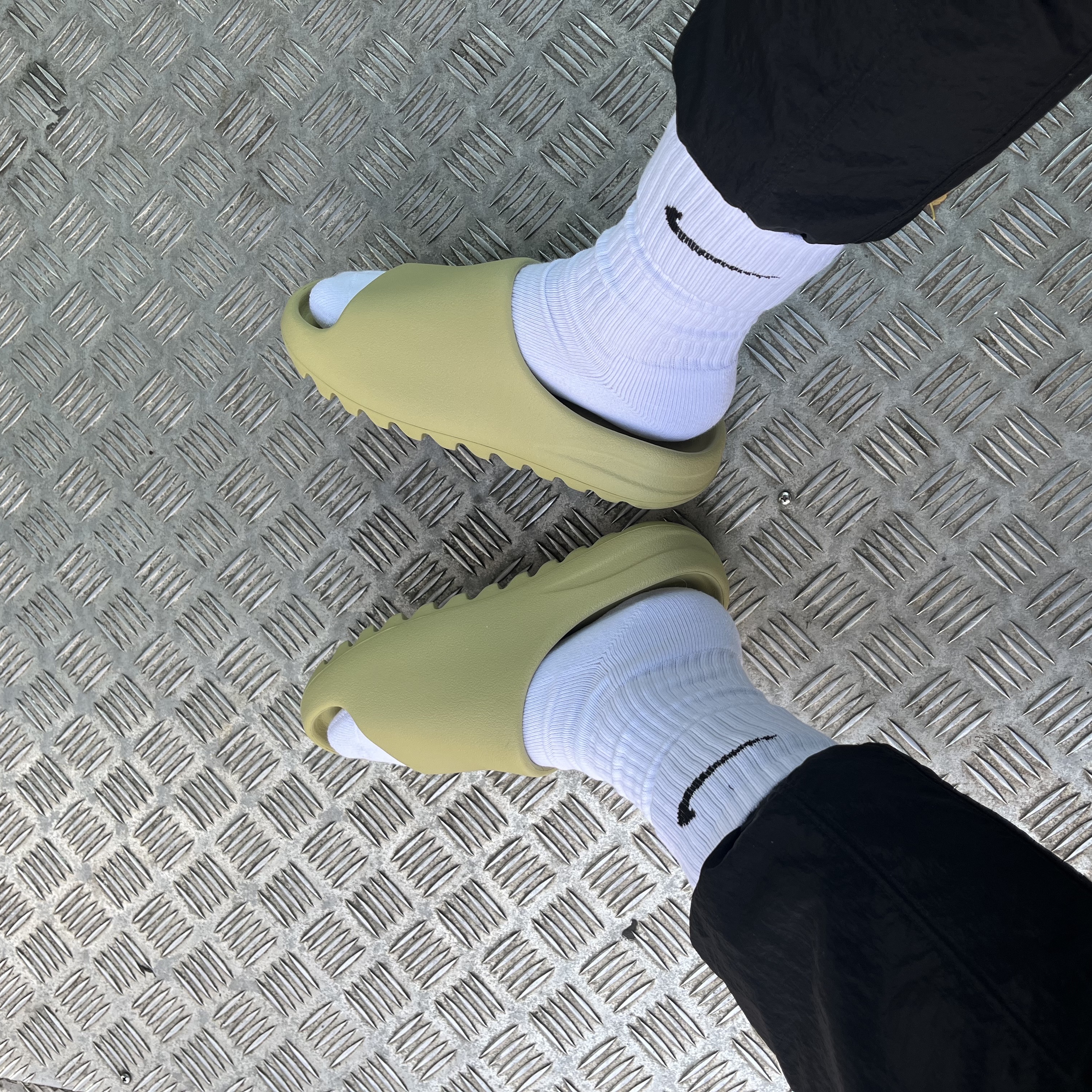 Adidas Yeezy Slide Resin 2022 착용 스타일