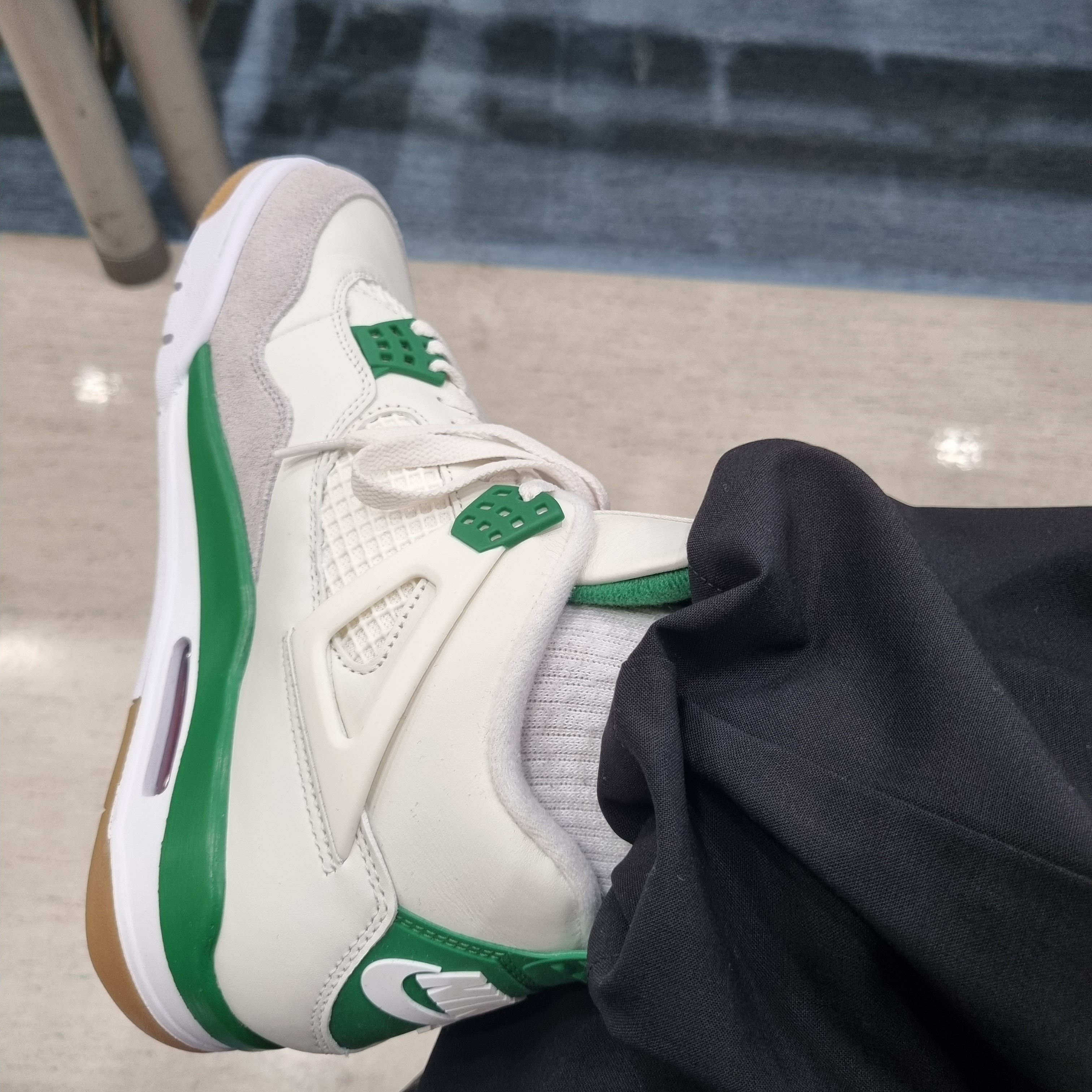 Jordan 4 x Nike SB Retro SP Pine Green 착용 스타일 - 1