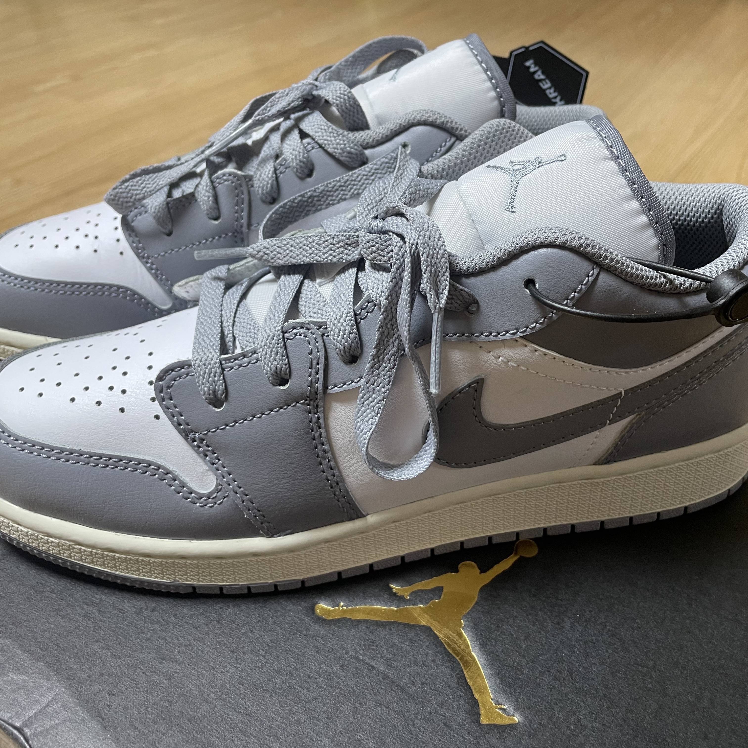 (GS) Jordan 1 Low Stealth and White 착용 스타일 - 1