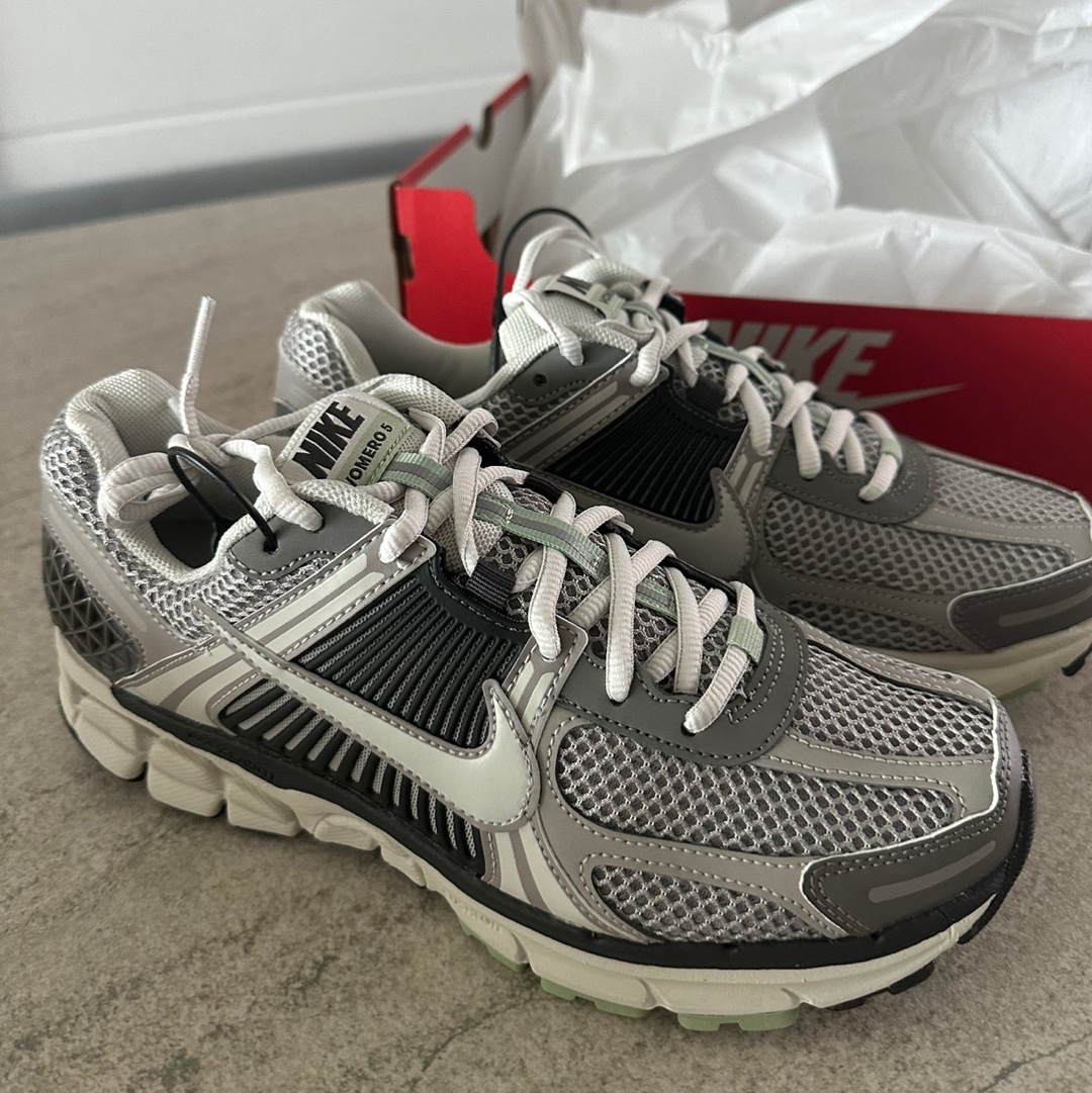 (W) Nike Zoom Vomero 5 Cobblestone and Flat Pewter 착용 스타일