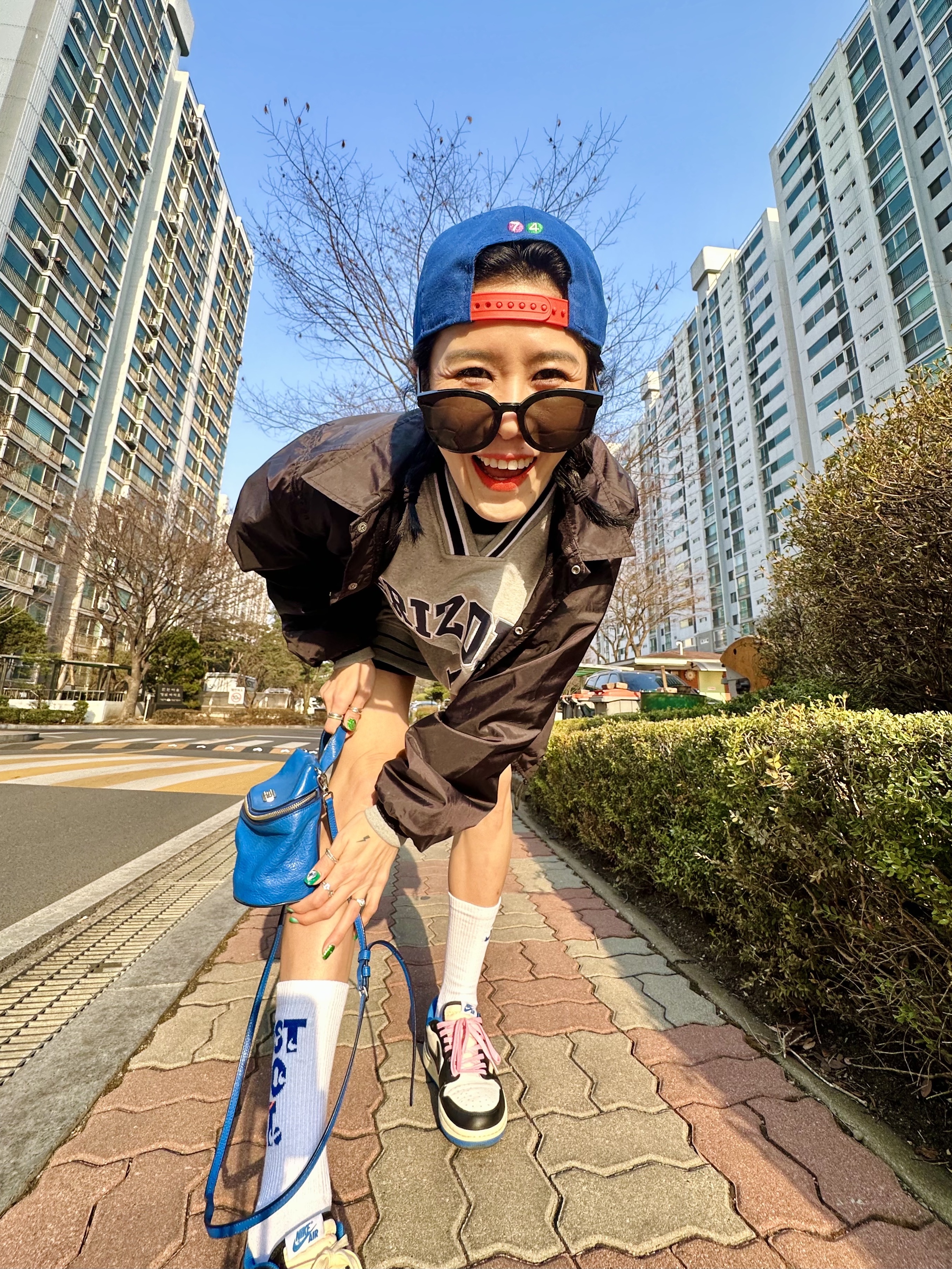 Jordan 1 x Travis Scott x Fragment Retro Low OG SP Military Blue, CDG x Stussy Coach Jacket Black 착용 스타일 - 3