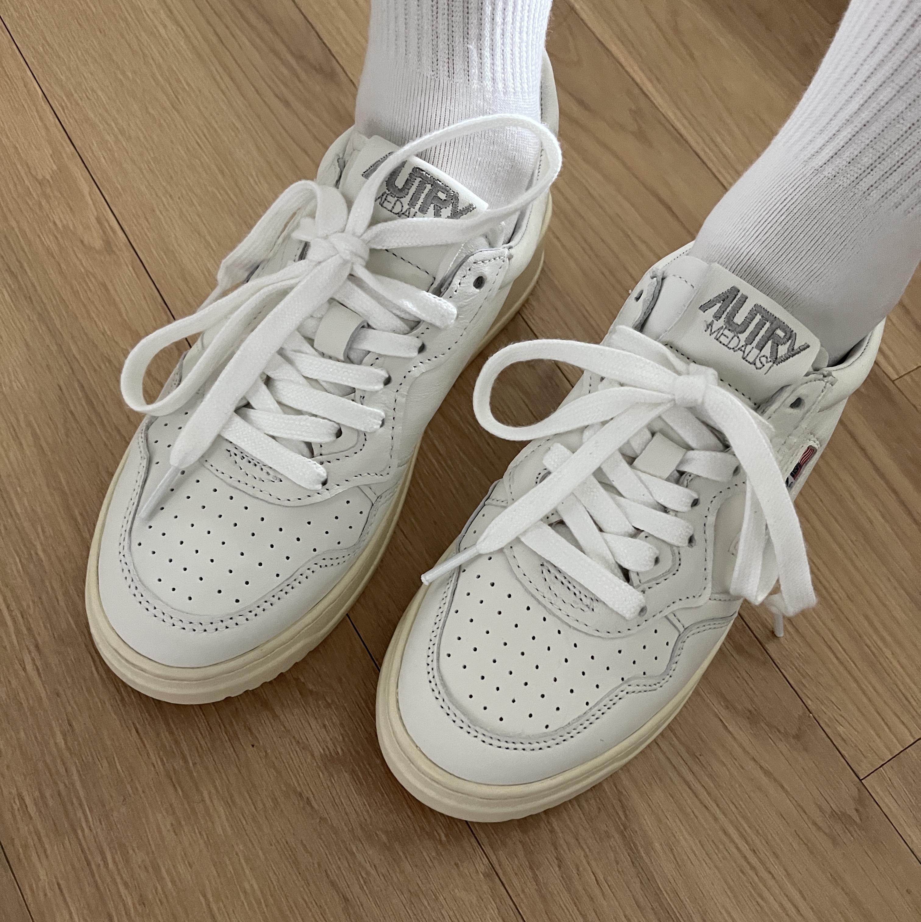 (W) Autry Medalist Low Goatskin Sneakers White 착용 스타일 - 1