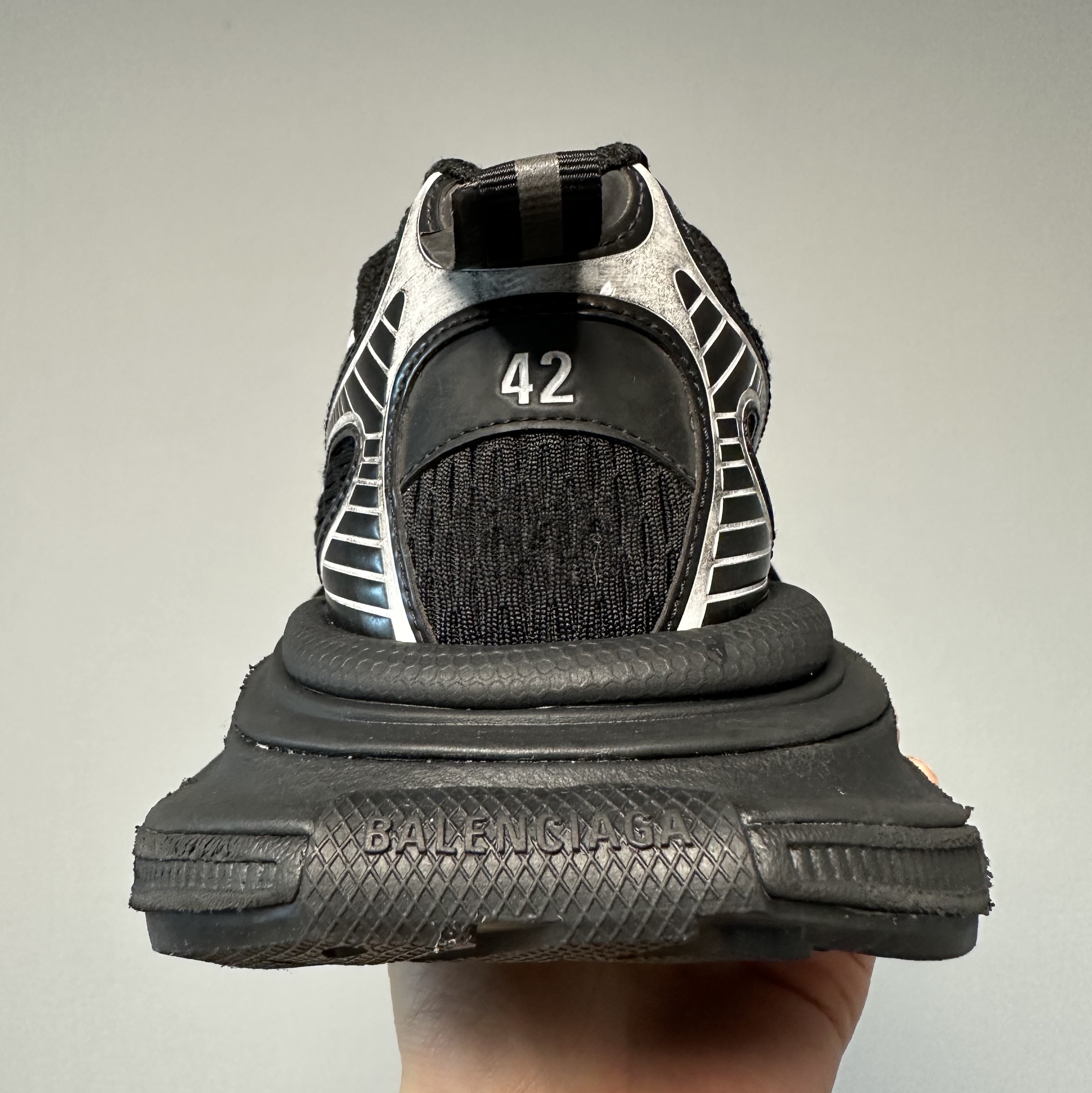 Balenciaga 3XL Sneakers Black White 착용 스타일 - 3