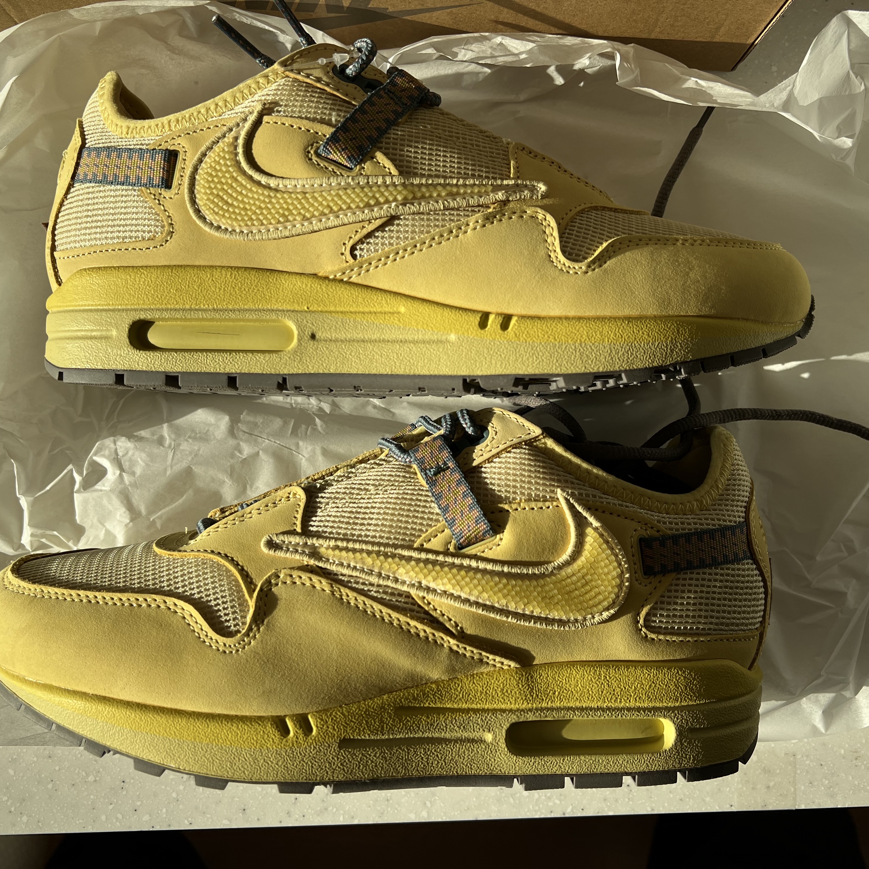 Nike x Travis Scott Air Max 1 Cact.us Gold 착용 스타일
