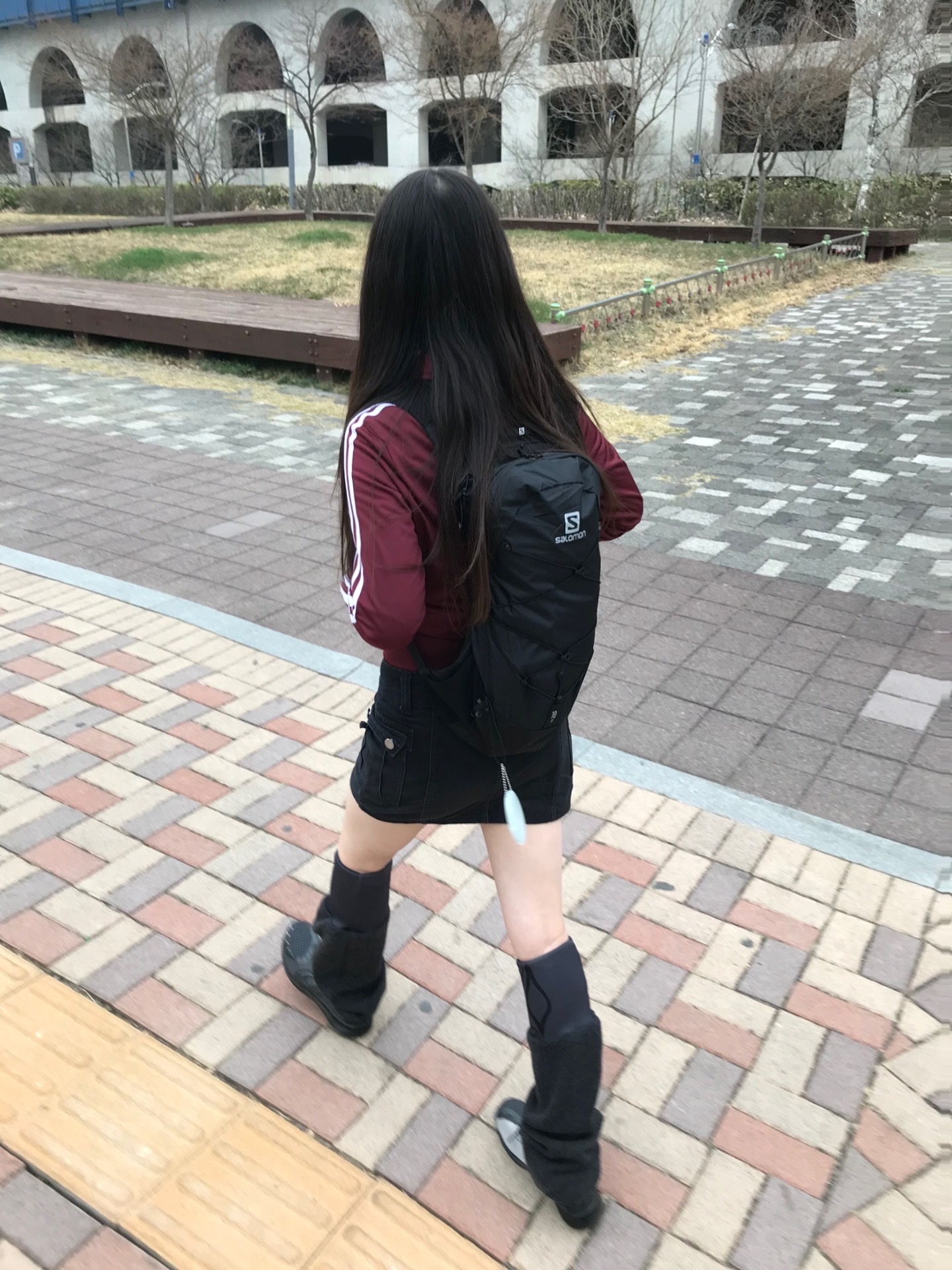 Asics x Kiko Kostadinov Gel Sokat Infinity Dark Grey, Salomon Trailblazer 20 Black 착용 스타일 - 2