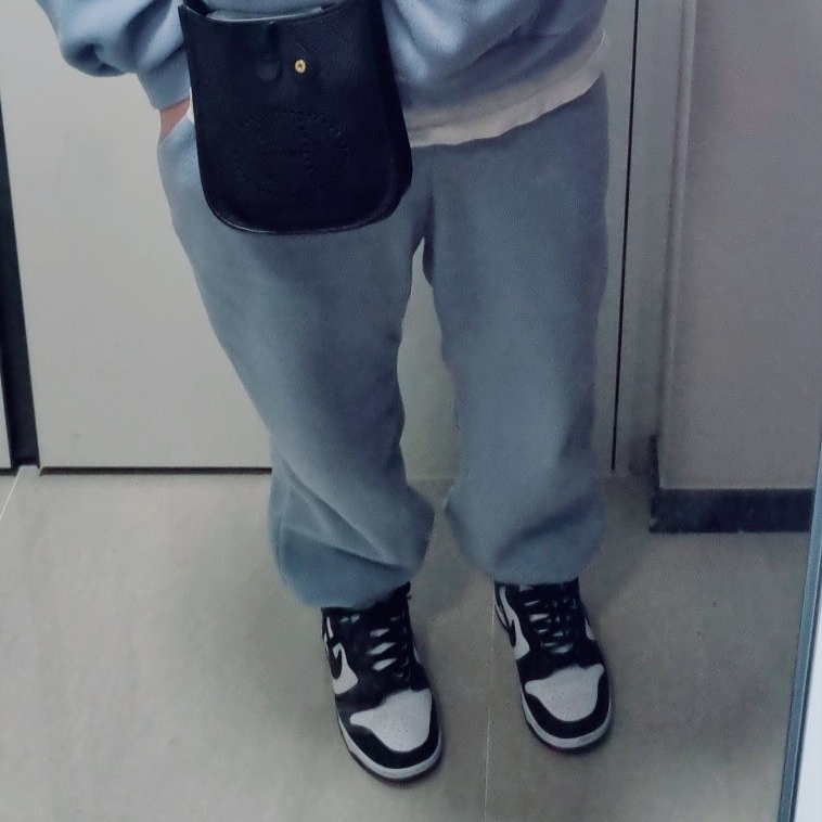 (W) Nike Dunk High Black and White, Hermes Evelyne 16 Amazone Bag Clemence & Gold Noir 착용 스타일
