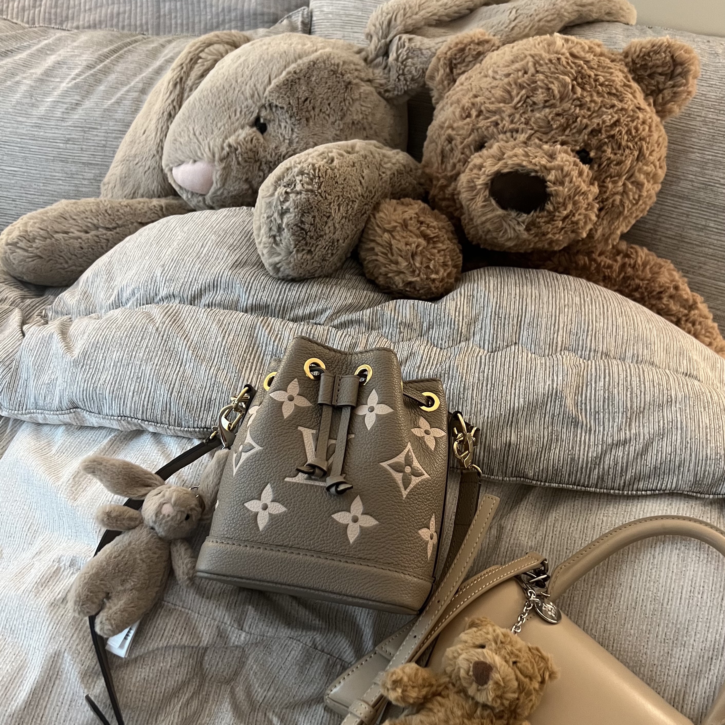 Jellycat Bashful Bunny Bag Charm Beige, Jellycat Bartholomew Bear Bag Charm Brown 착용 스타일