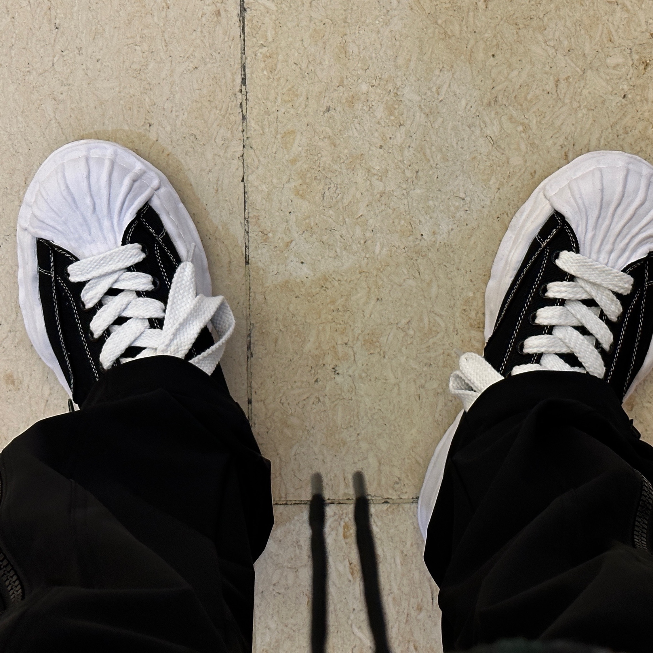 Maison Mihara Yasuhiro Blakey OG Sole Canvas Low-top Sneakers Black White 착용 스타일