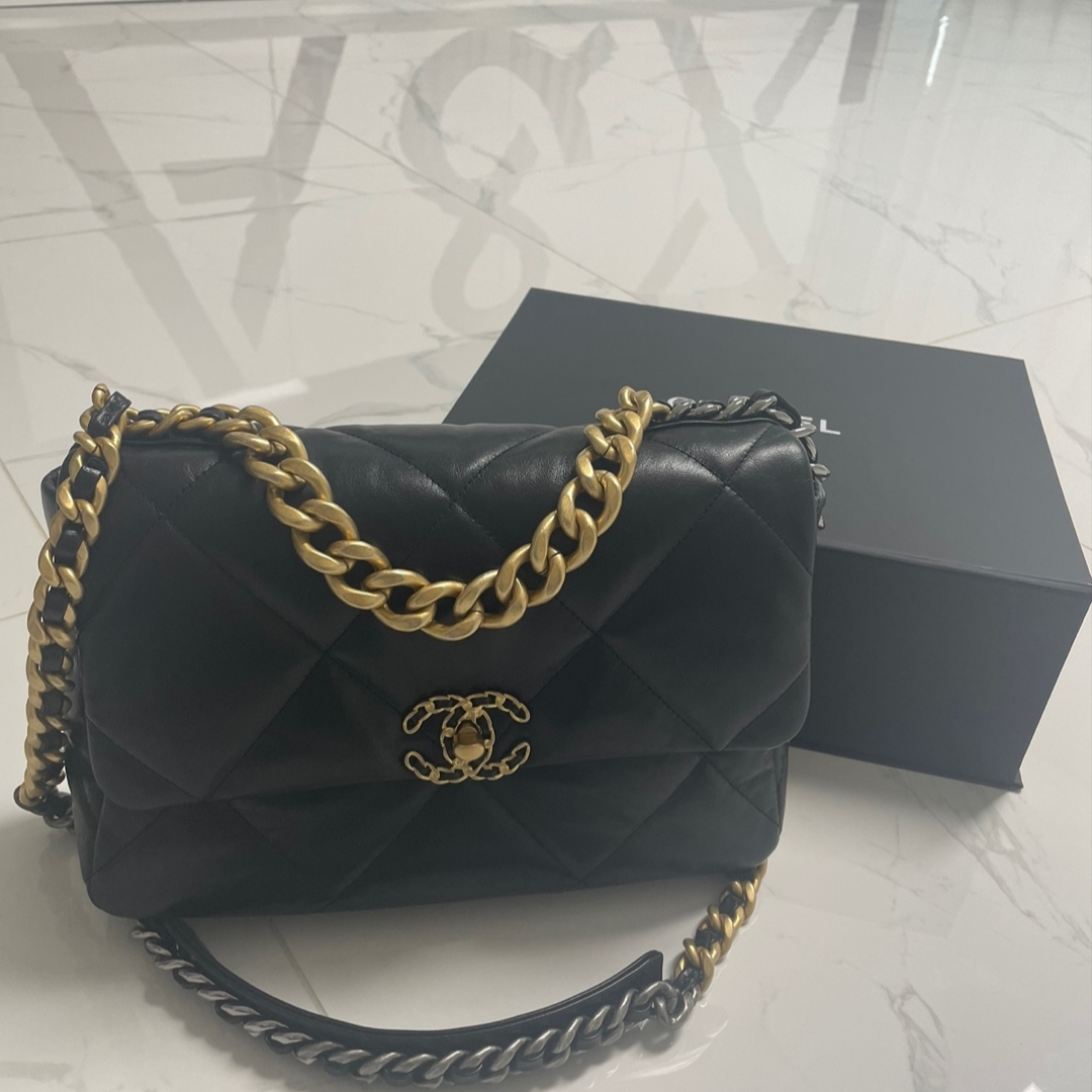 Chanel Large 19 Handbag Goatskin & Gold Black 착용 스타일