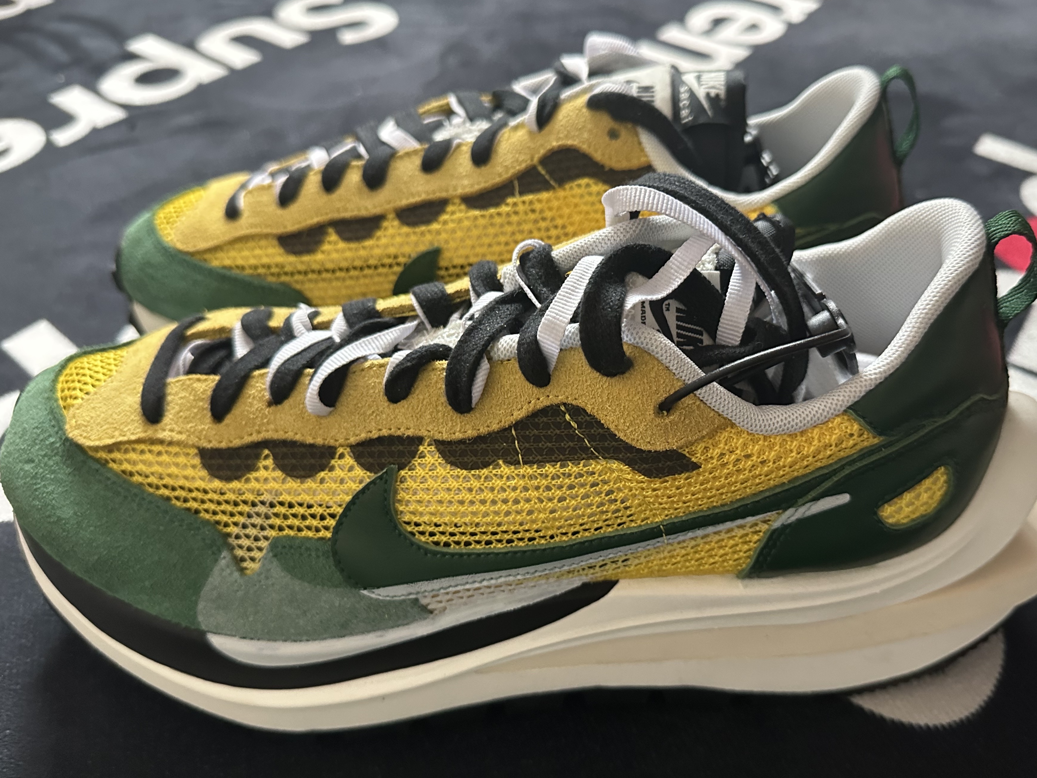 Nike x Sacai VaporWaffle Tour Yellow & Gorge Green Sail 착용 스타일 - 1