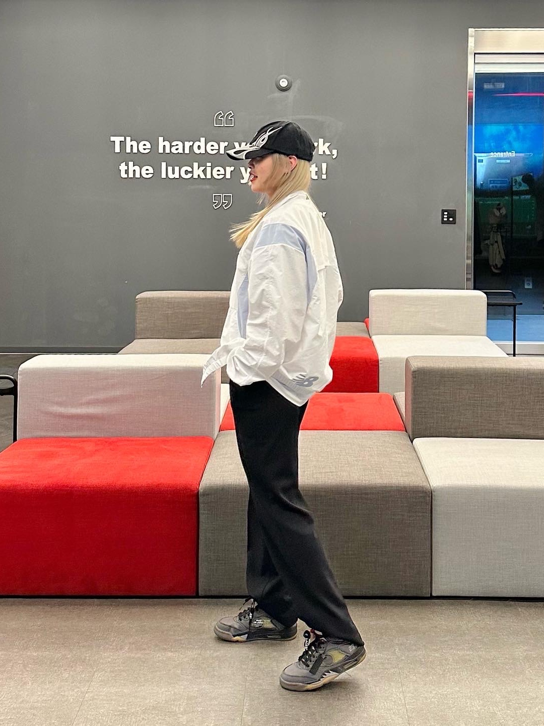 Yeezy Gap Engineered By Balenciaga Flame Cap Black, Jordan 5 x Off-White Retro SP Black Muslin 착용 스타일 - 3