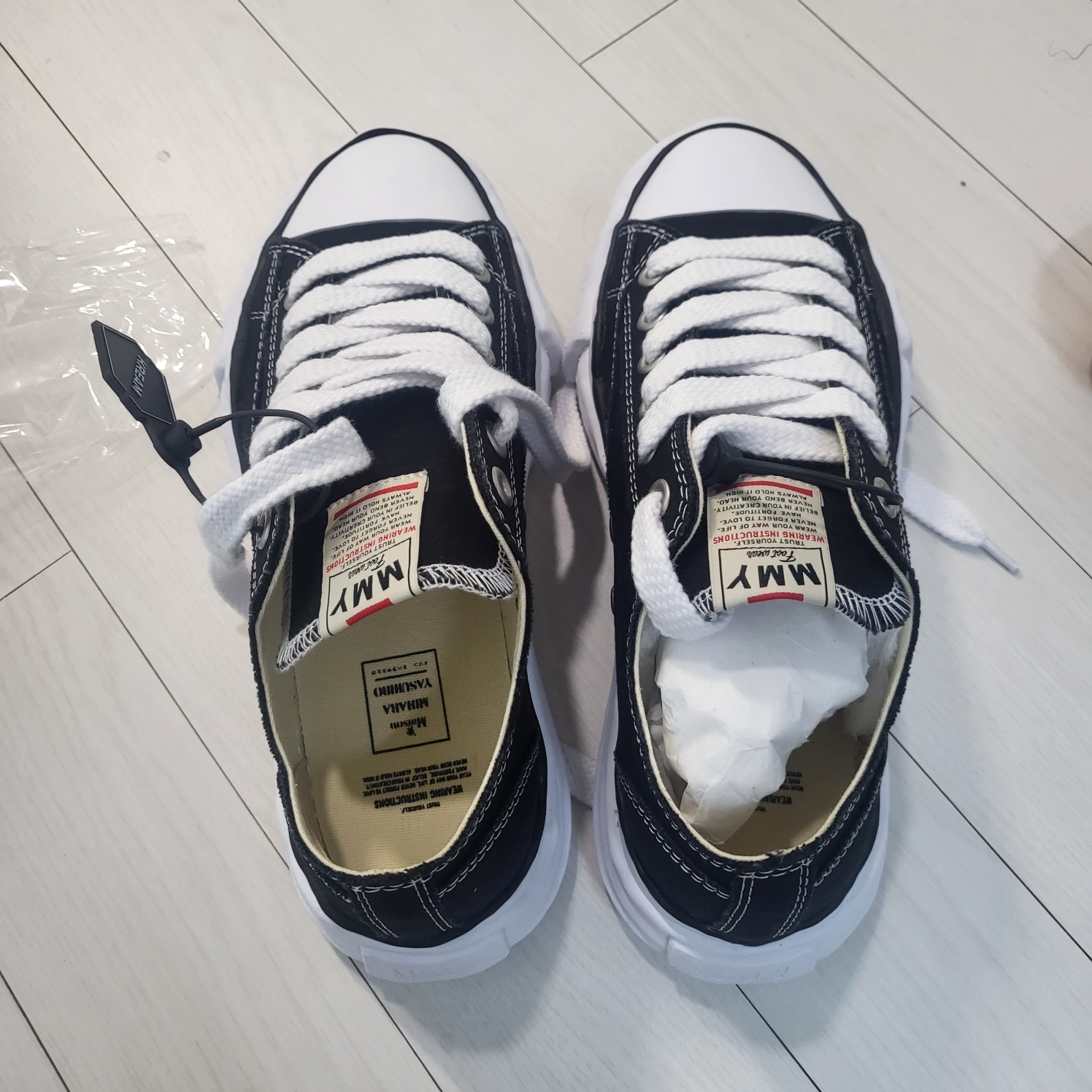 Maison Mihara Yasuhiro Peterson OG Sole Canvas Low Sneakers Black 착용 스타일
