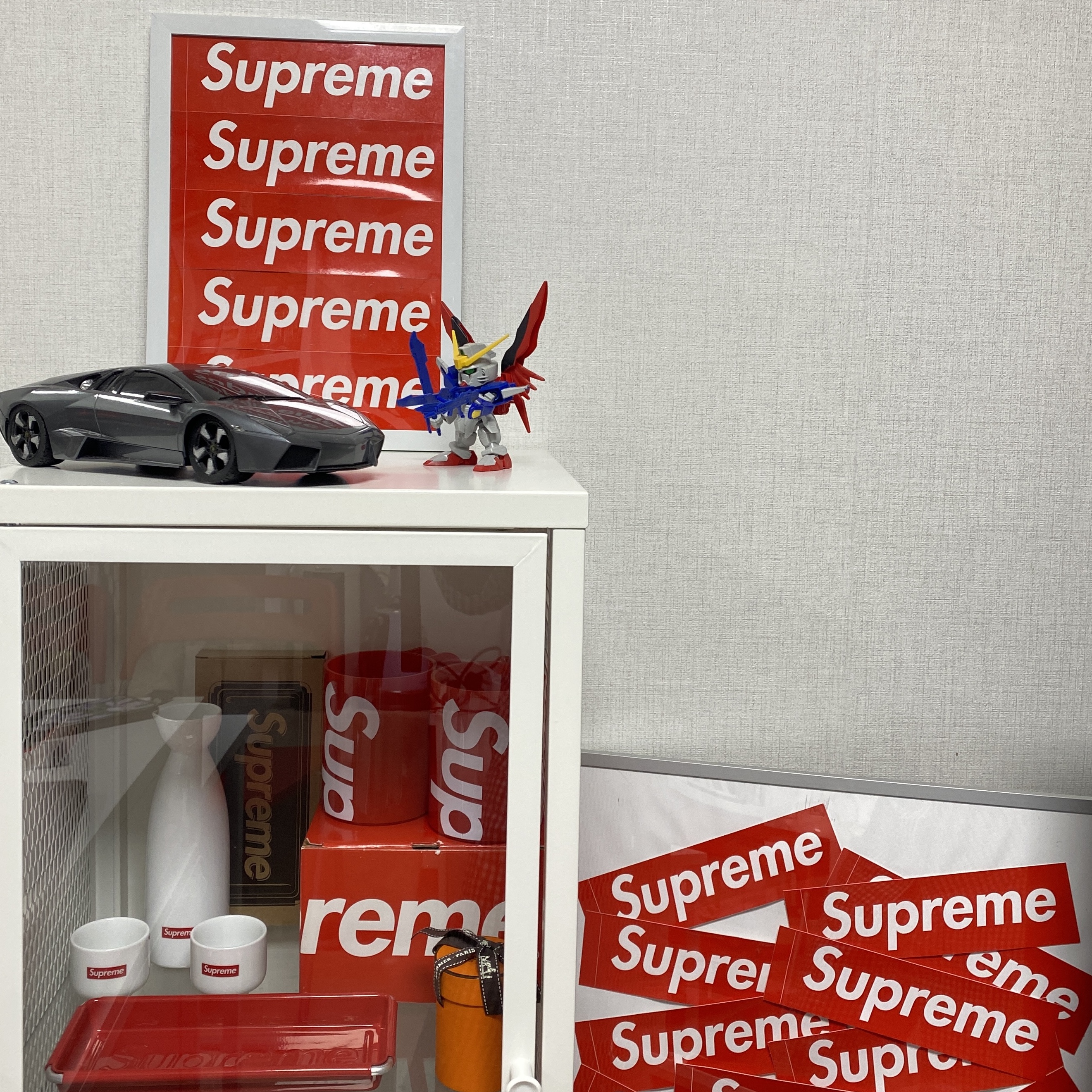 Supreme x Dulton Tray Red - 23SS, Supreme Sake Set White - 17FW 착용 스타일