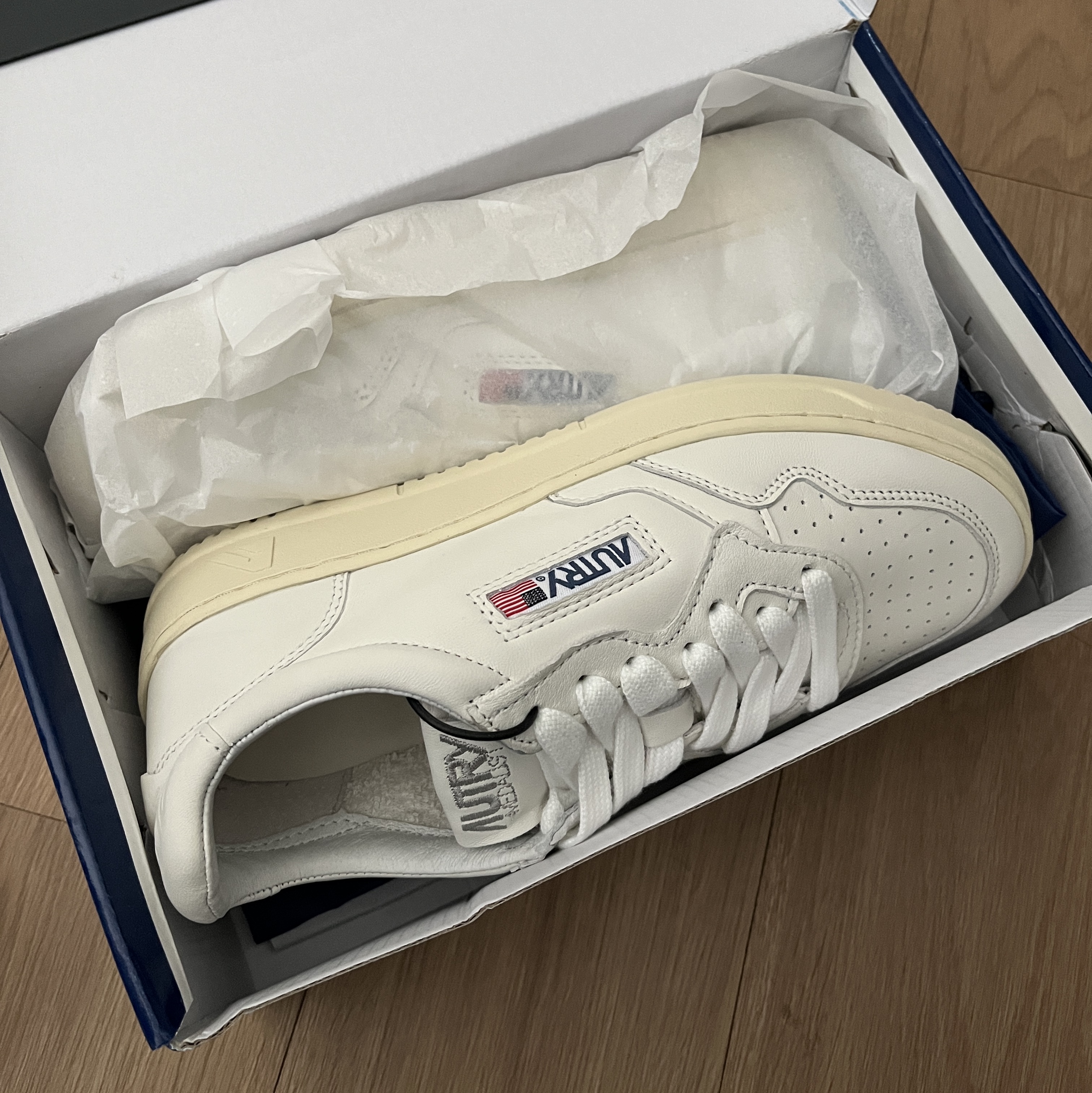 (W) Autry Medalist Low Goatskin Sneakers White 착용 스타일 - 2