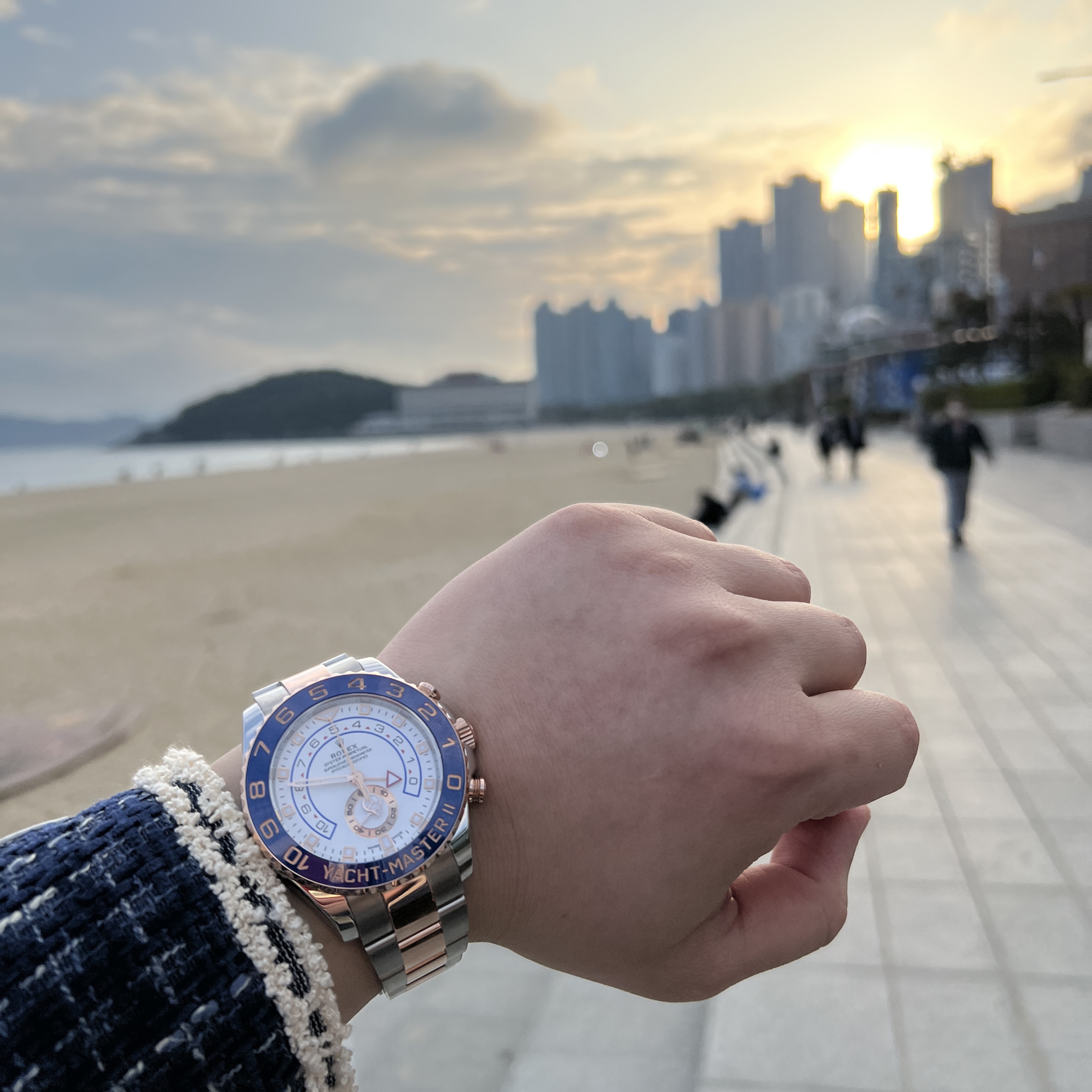 Rolex Yacht-Master II 44mm 116681 White Oyster 착용 스타일