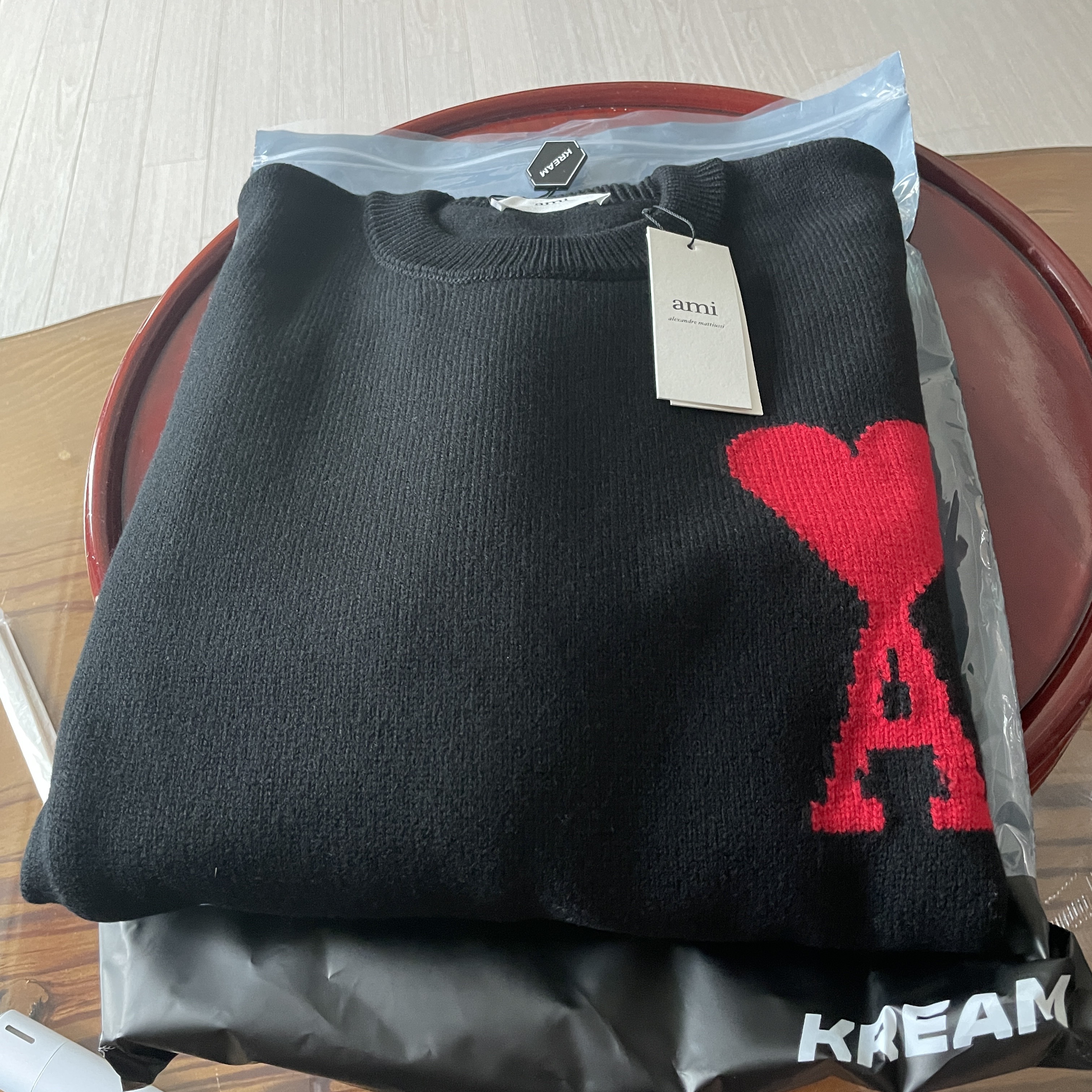 AMI de Coeur Oversize Intarsia Sweater Black Red 착용 스타일
