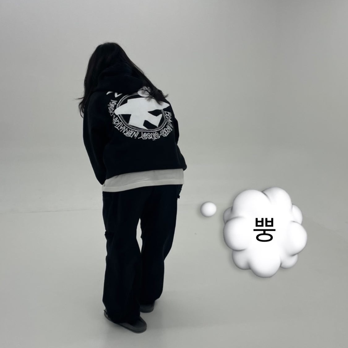 Stussy Beach Roots Hoodie Black 착용 스타일