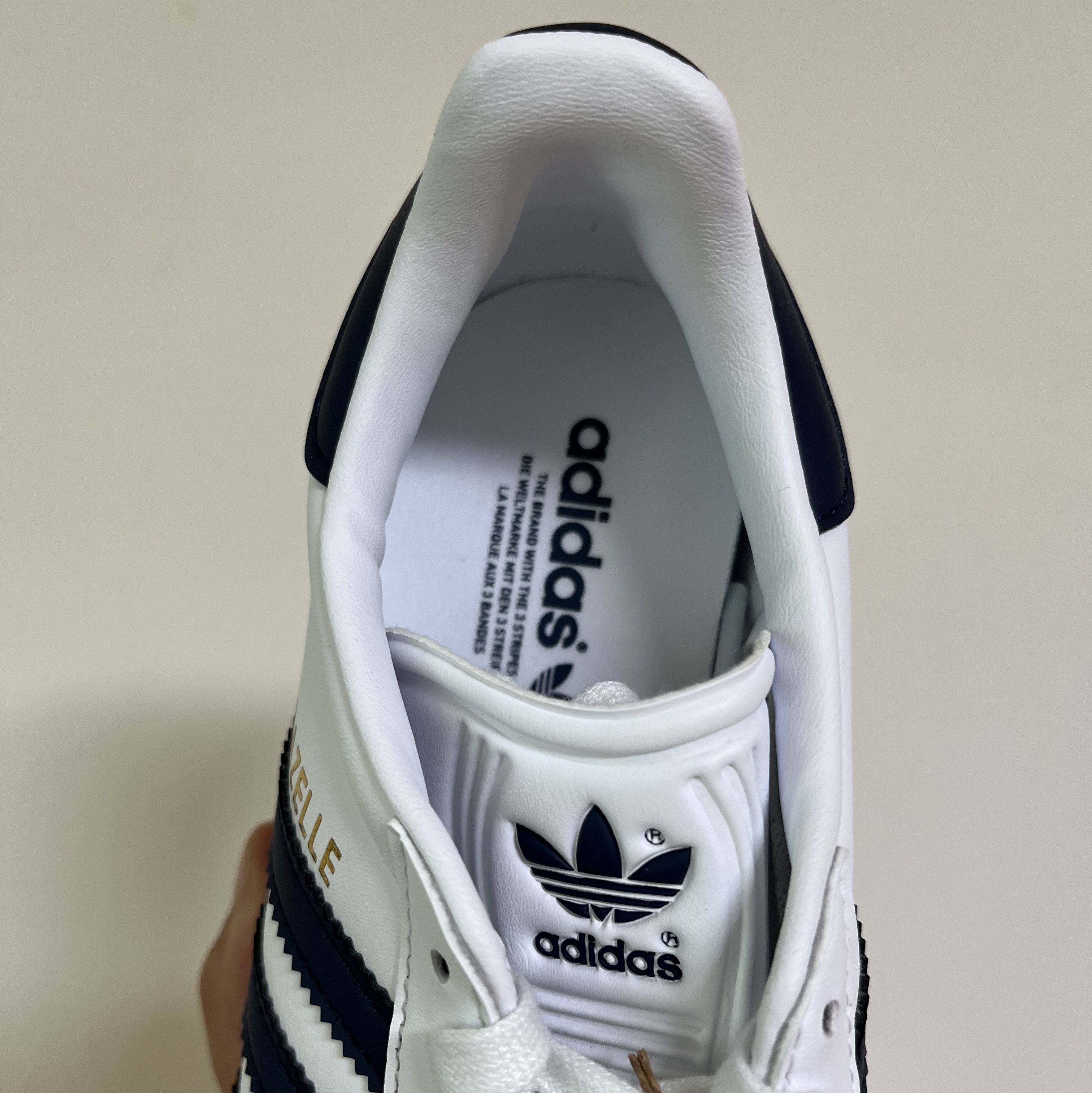 Adidas Gazelle White Collegiate Navy 착용 스타일 - 4