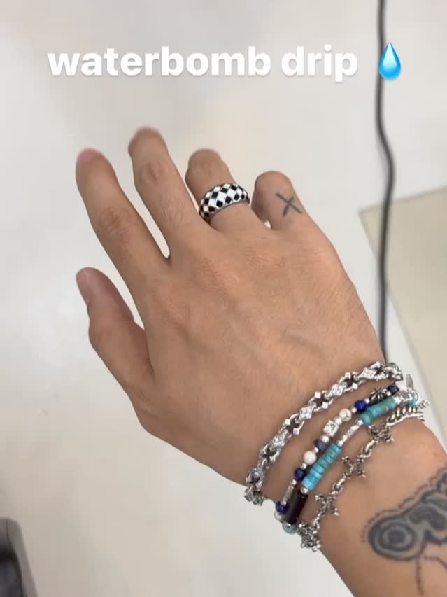 Scudo Garden Violet Karen Beads Bracelet, Scudo Vintage Cross Bracelet 착용 스타일