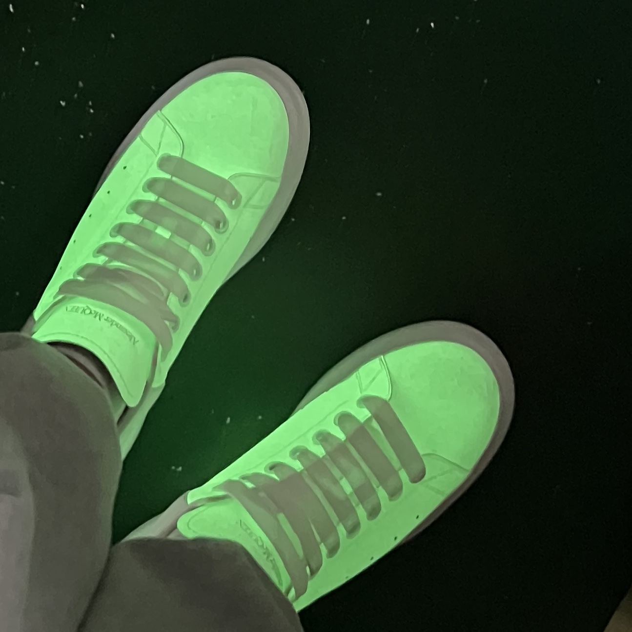 Alexander McQueen Oversized Sneakers White Glow In The Dark 착용 스타일