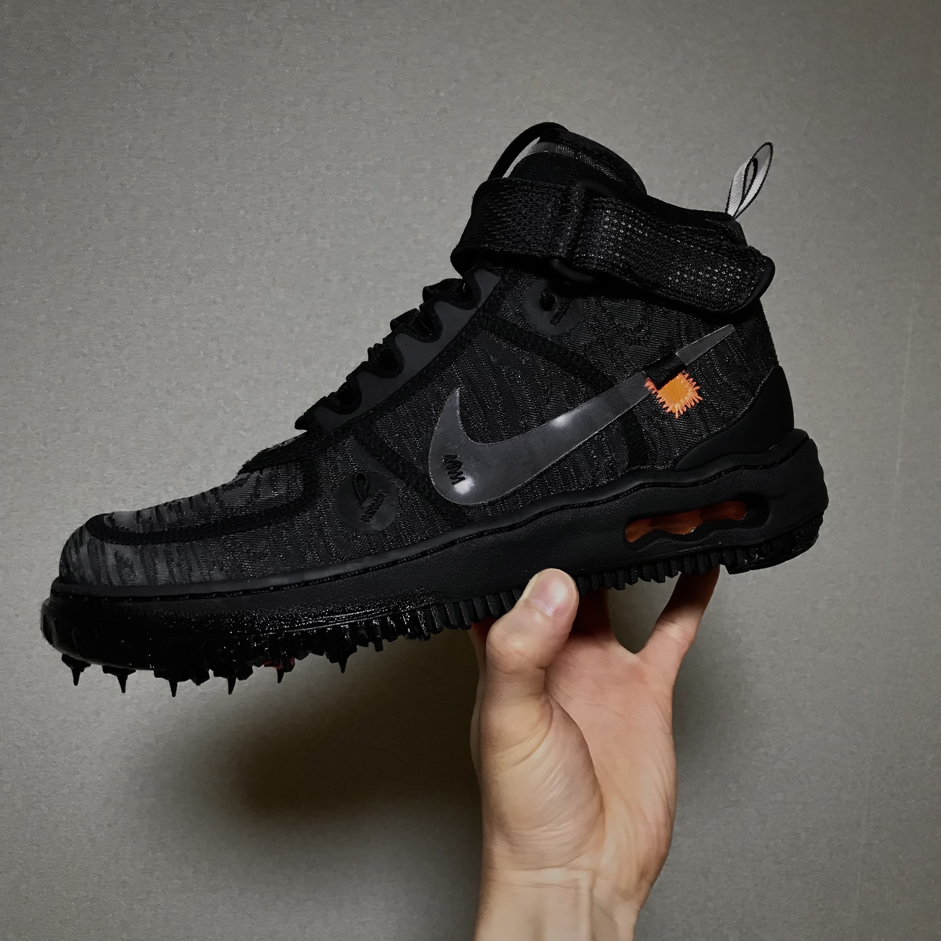 Nike x Off-White Air Force 1 Mid SP Black 착용 스타일 - 1