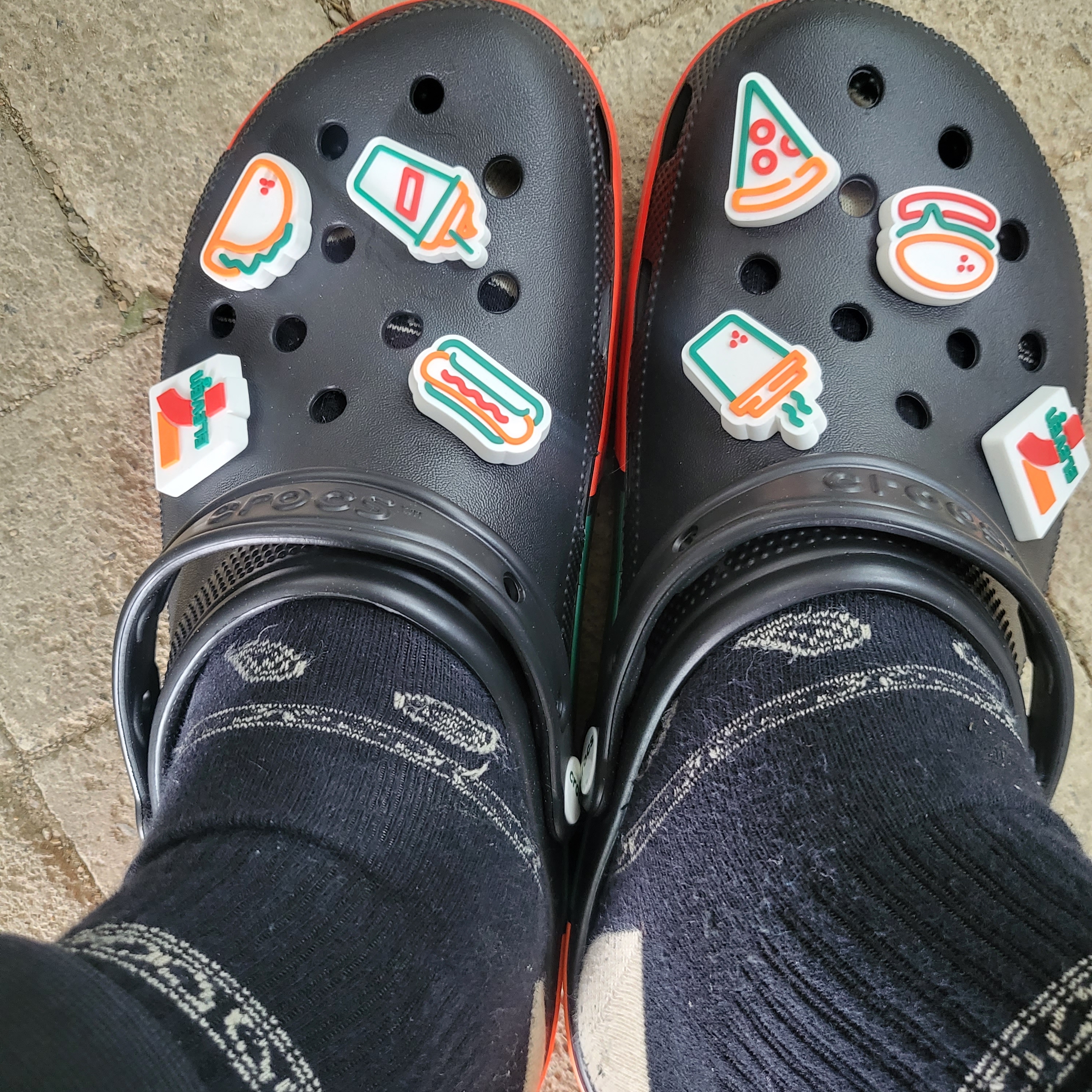 Crocs x 7-Eleven Classic Clog Black 착용 스타일