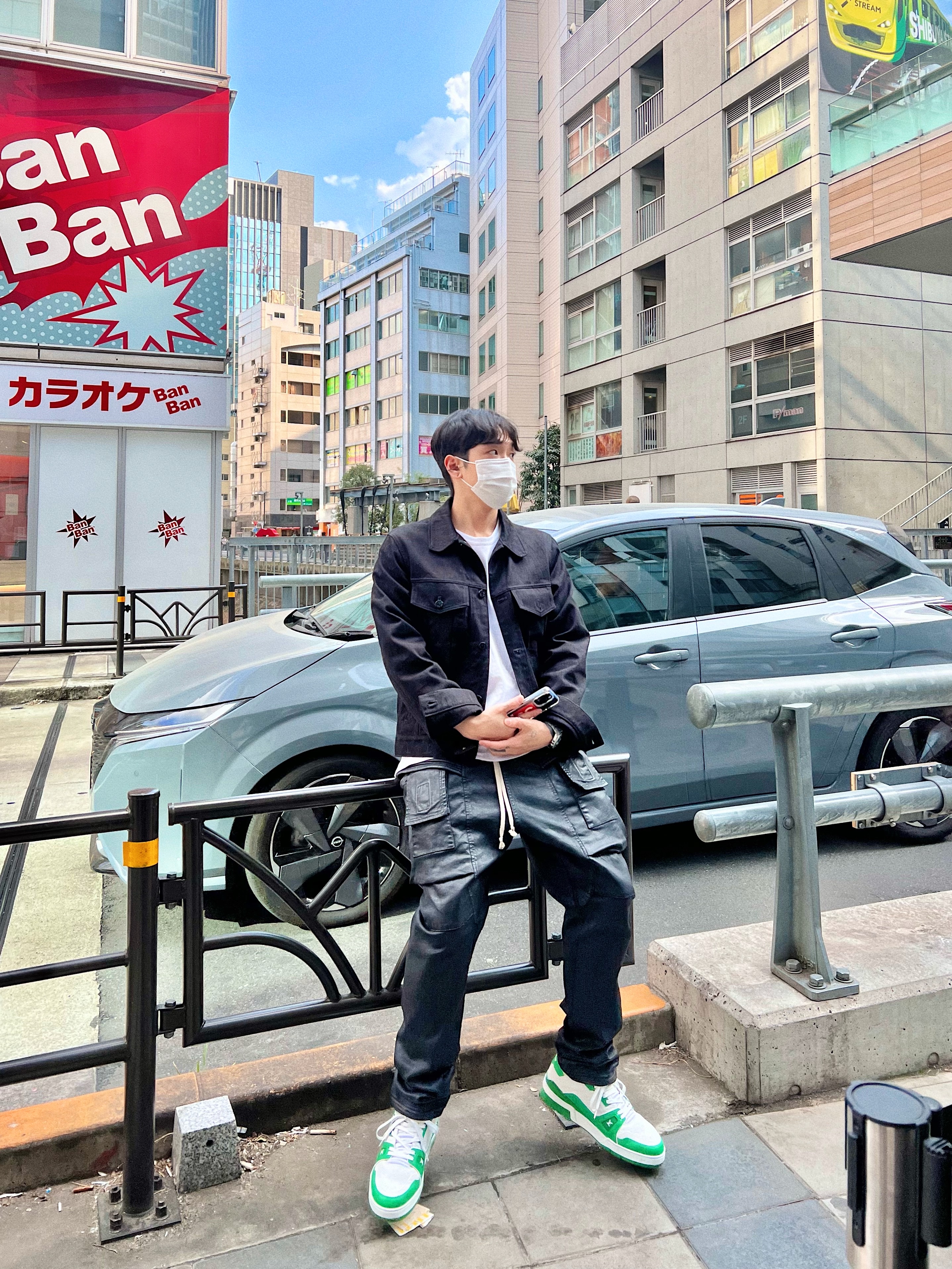 Louis Vuitton x Nigo Giant Damier Waves Monogram Denim Jacket Black, Louis Vuitton LV Trainer Sneakers Green 착용 스타일 - 1