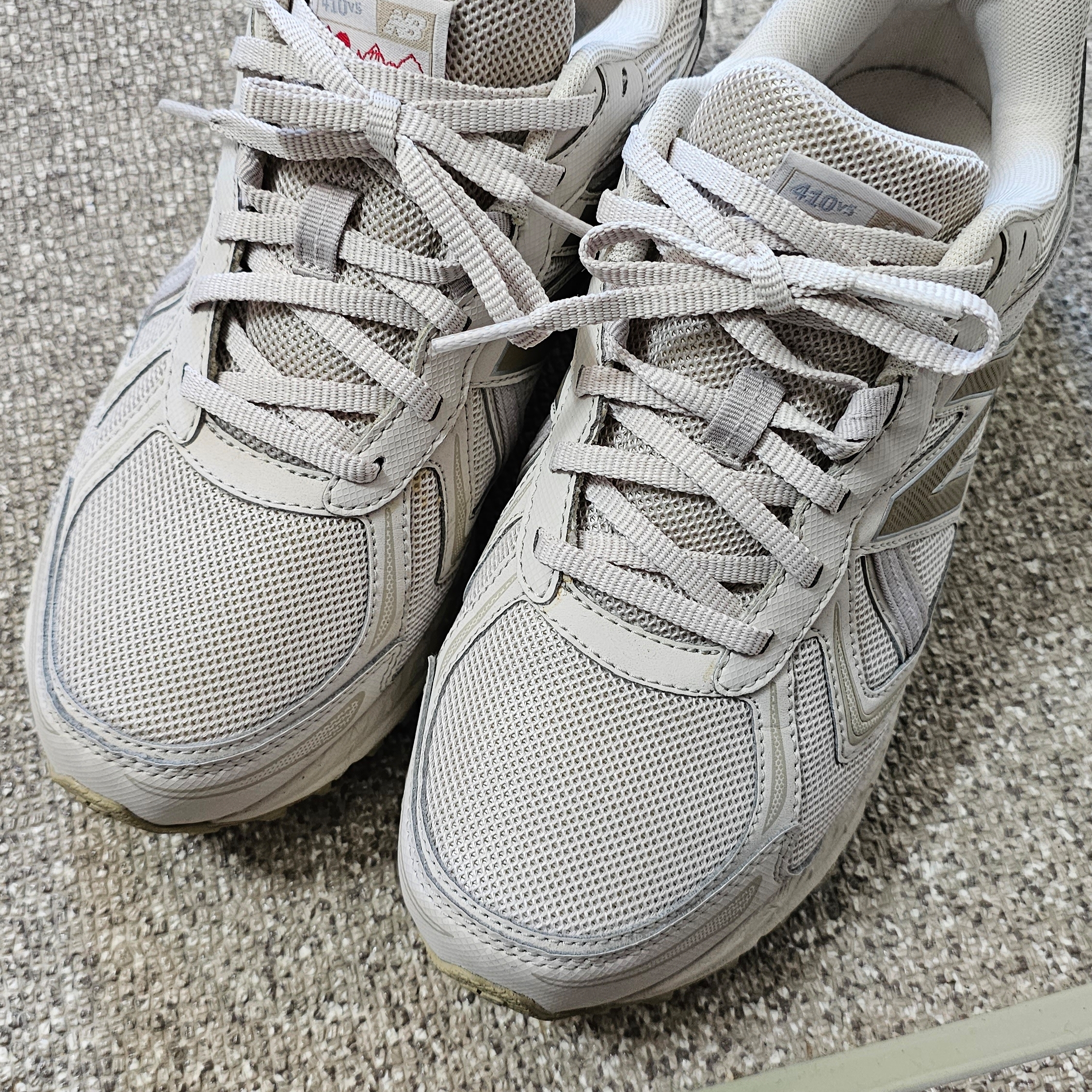 New Balance 410v5 Trail Beige - 2E Wide 착용 스타일
