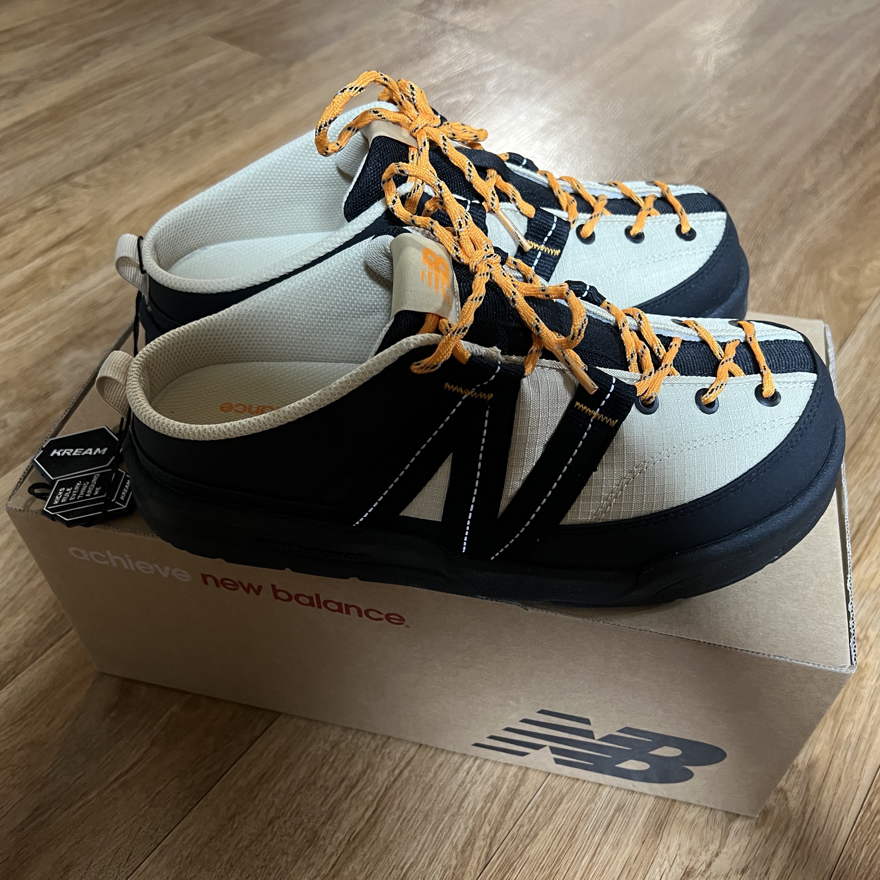 New Balance CRV Mule V2 Yellow 착용 스타일 - 1