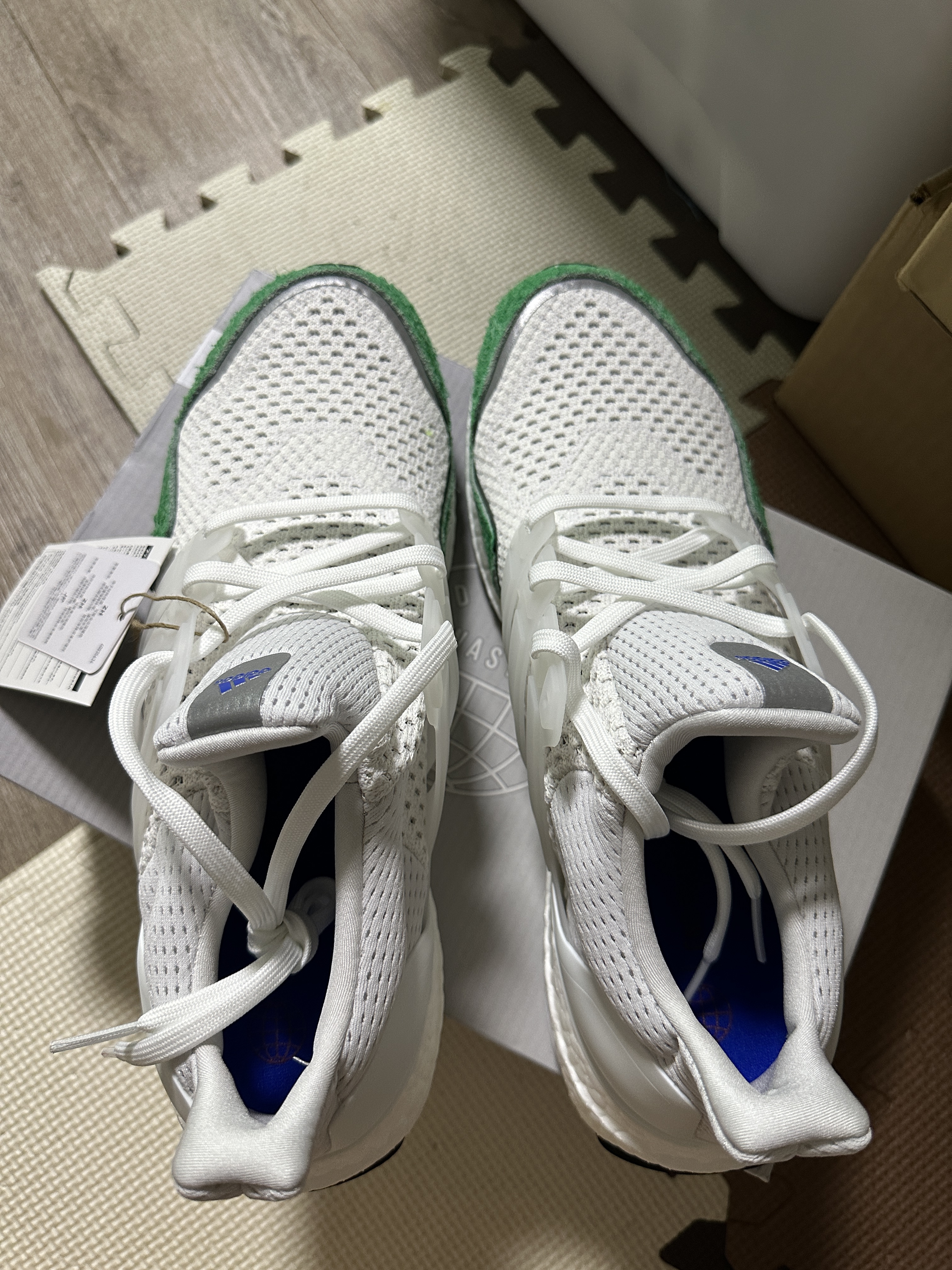 Adidas Ultraboost 1.0 DNA Cloud White Green 착용 스타일