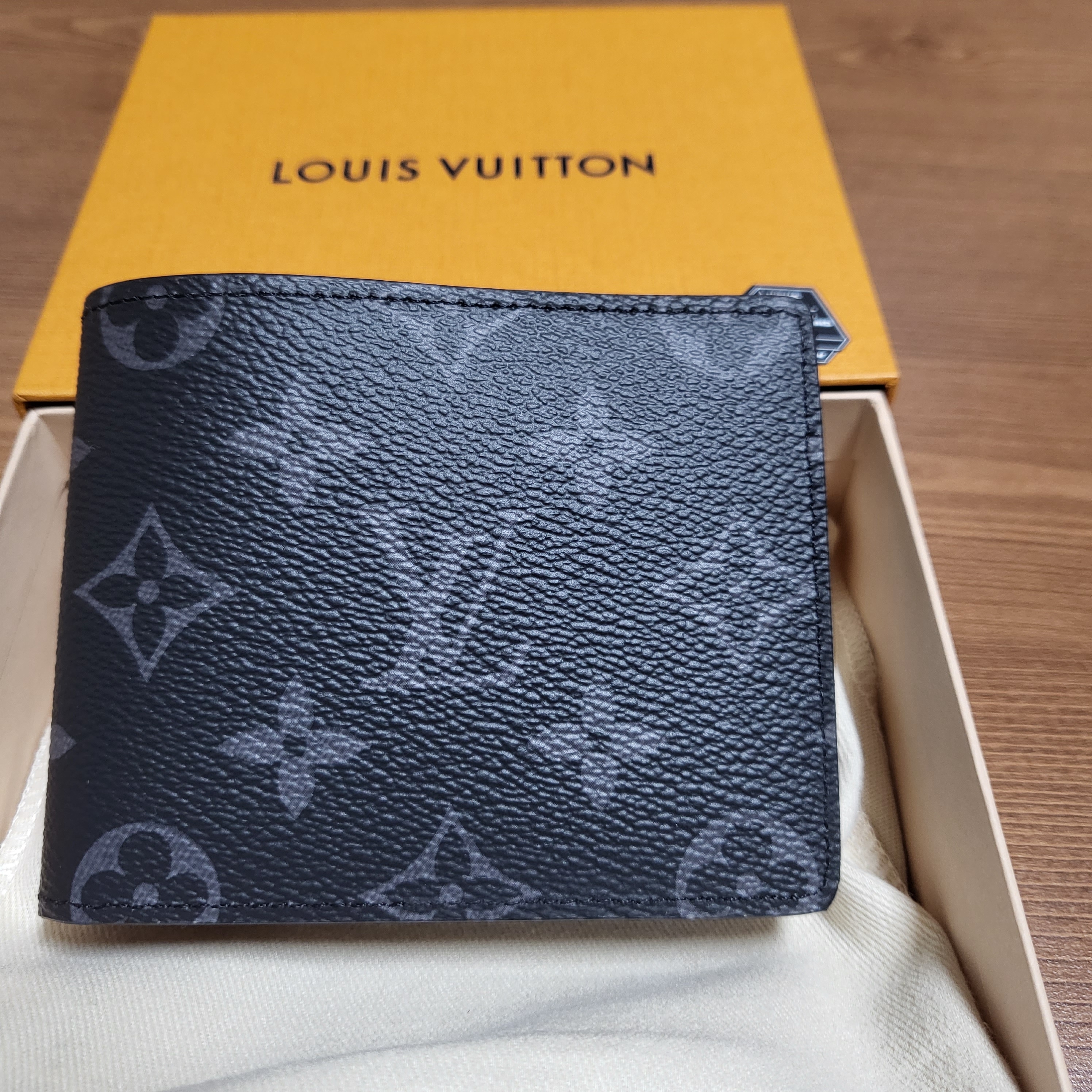 Louis Vuitton Slender Wallet Monogram Eclipse 착용 스타일 - 2