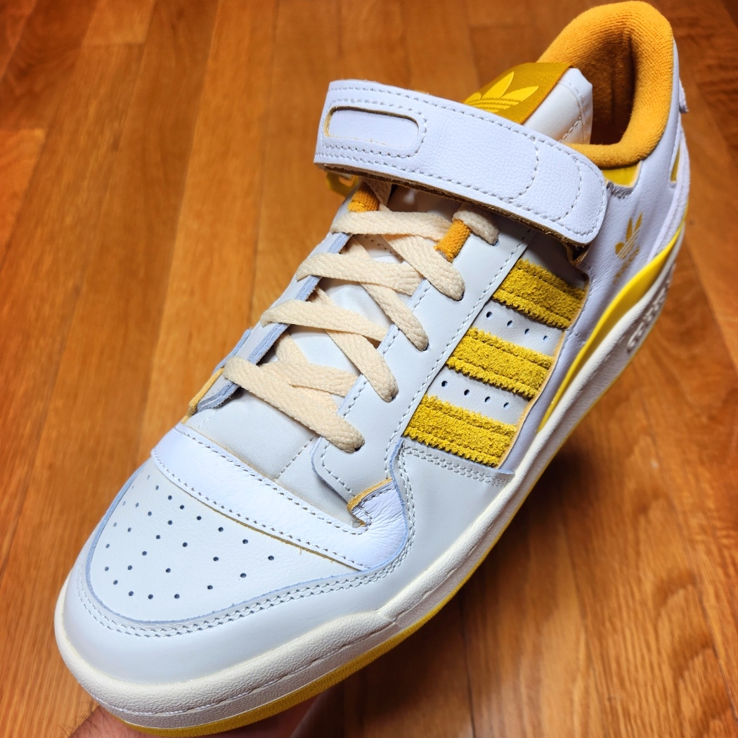 Adidas Forum 84 Low White Yellow 착용 스타일 - 1