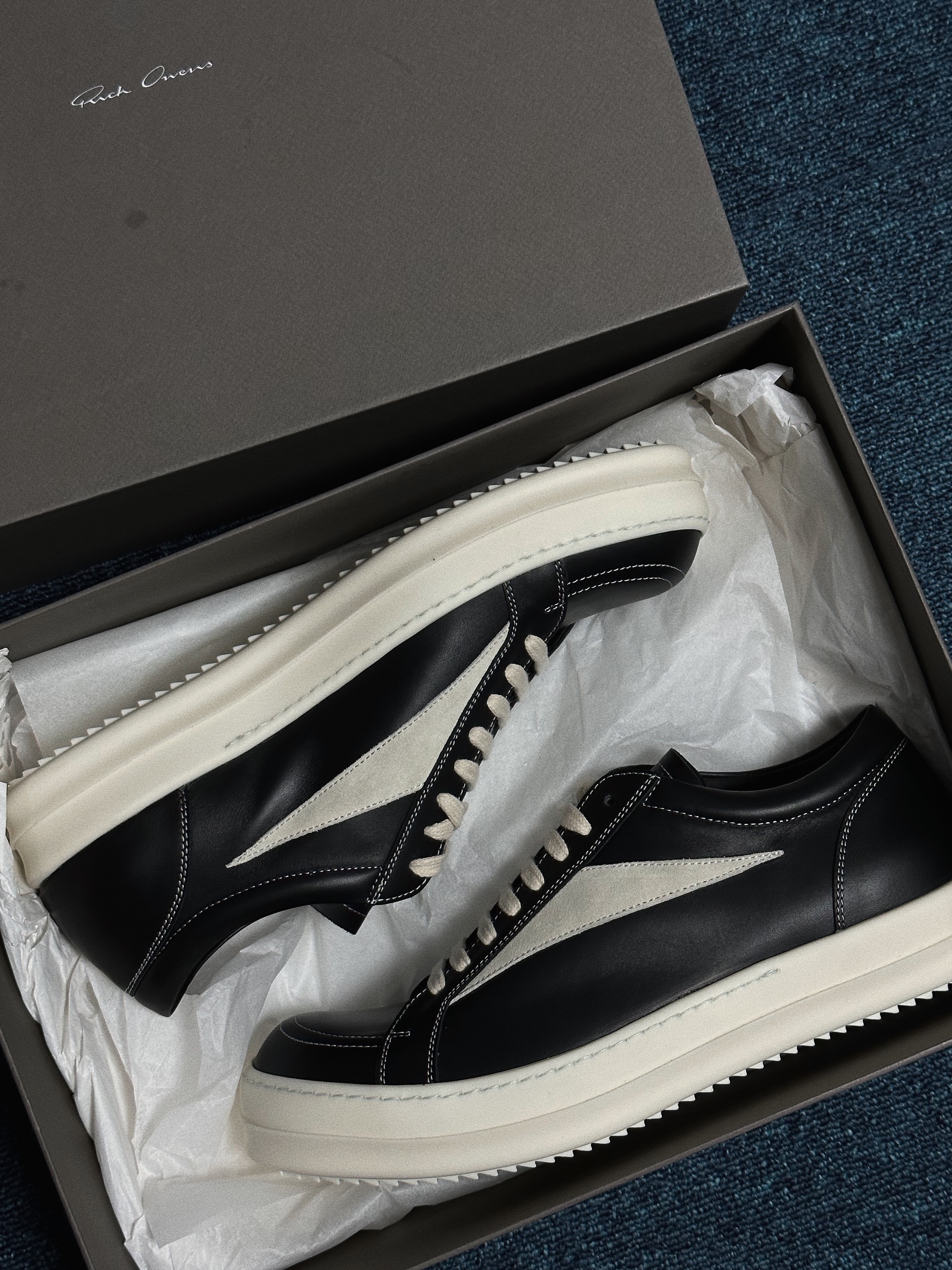 Rick Owens Vintage Sneakers Black, Rick Owens Drkshdw Suede Vintage Sneakers Dark Dust Pearl Milk White 착용 스타일 - 4