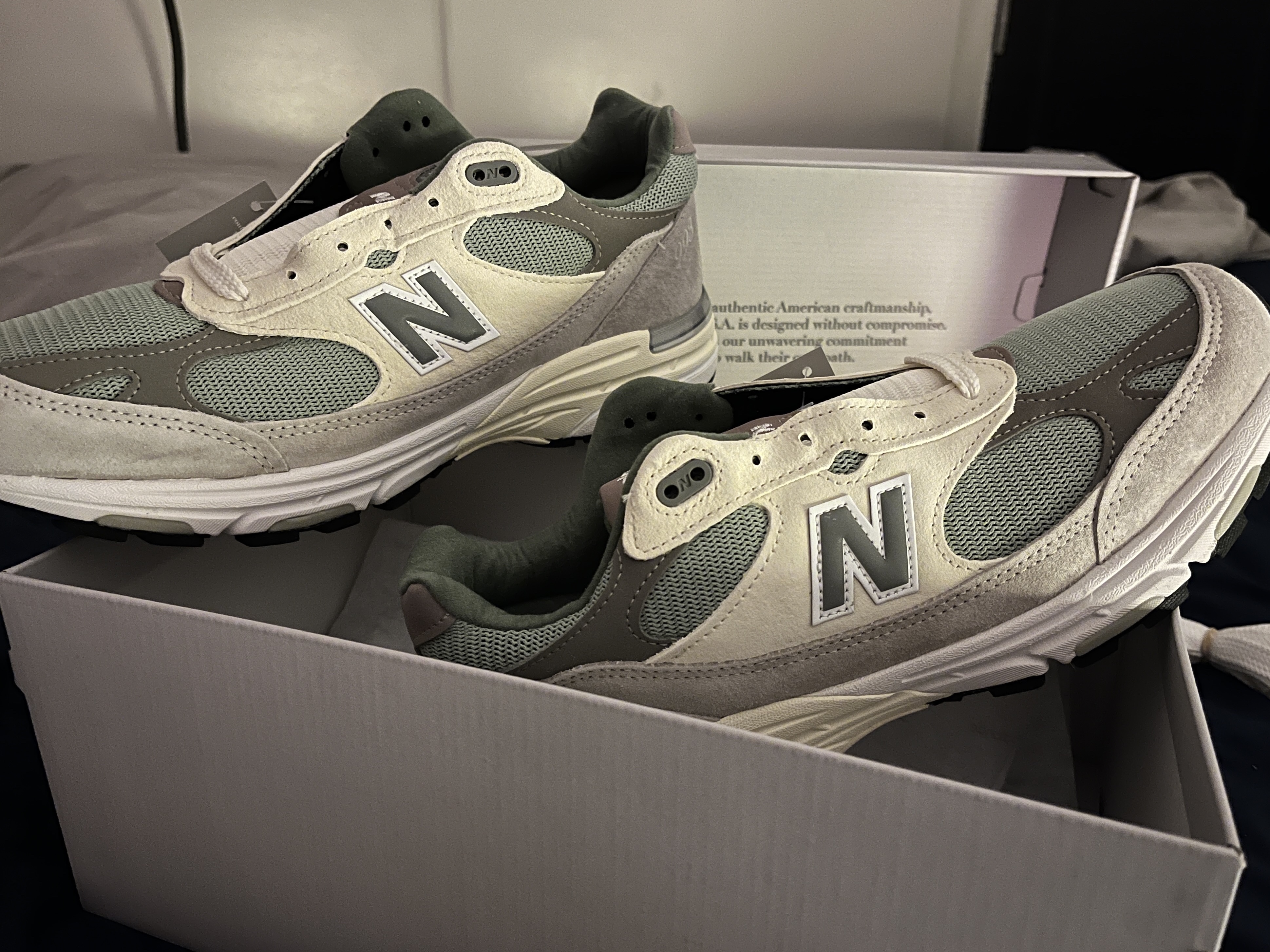 New Balance x Kith 993 Made in USA Peyote 착용 스타일 - 1
