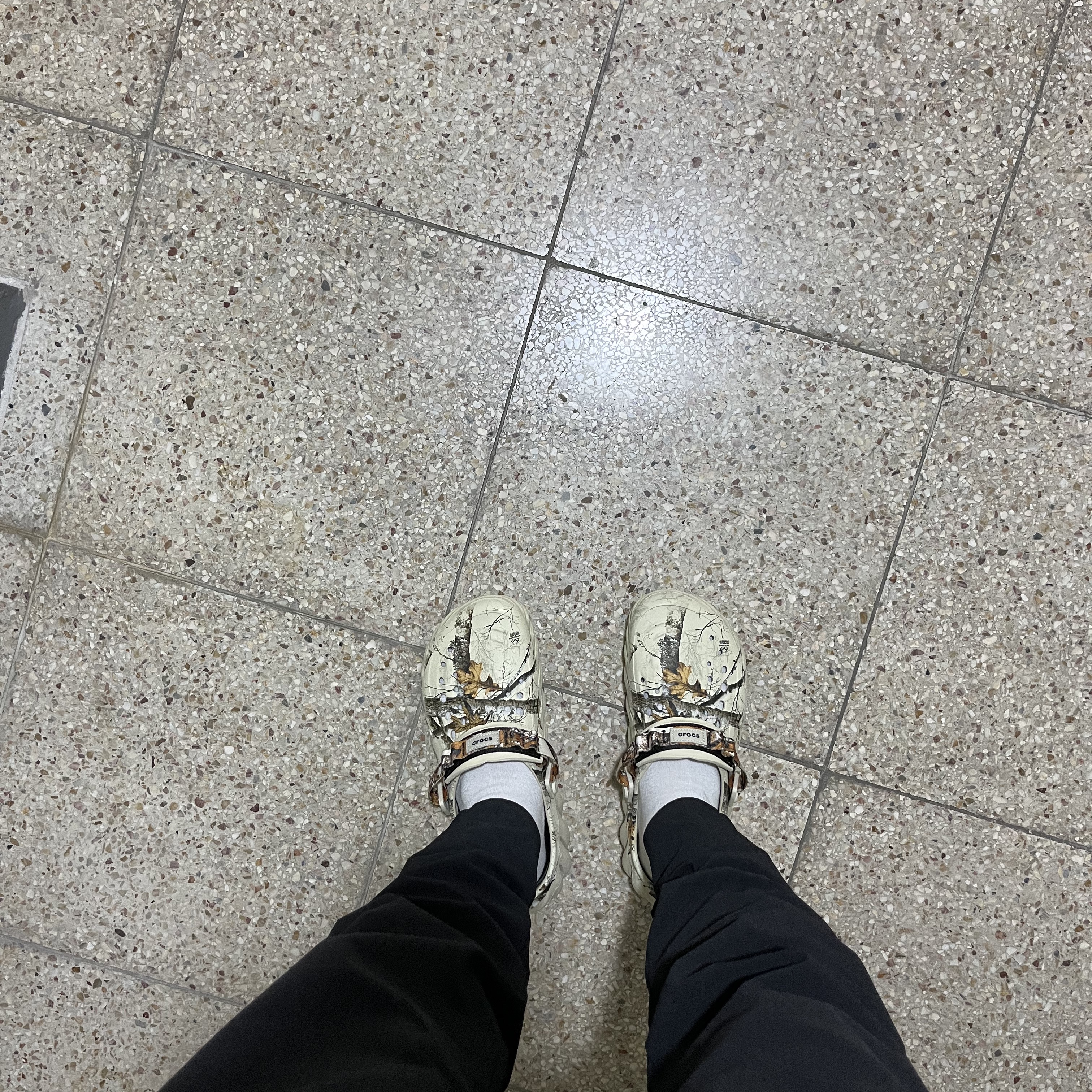 Crocs Echo Clog Real Tree Bone 착용 스타일