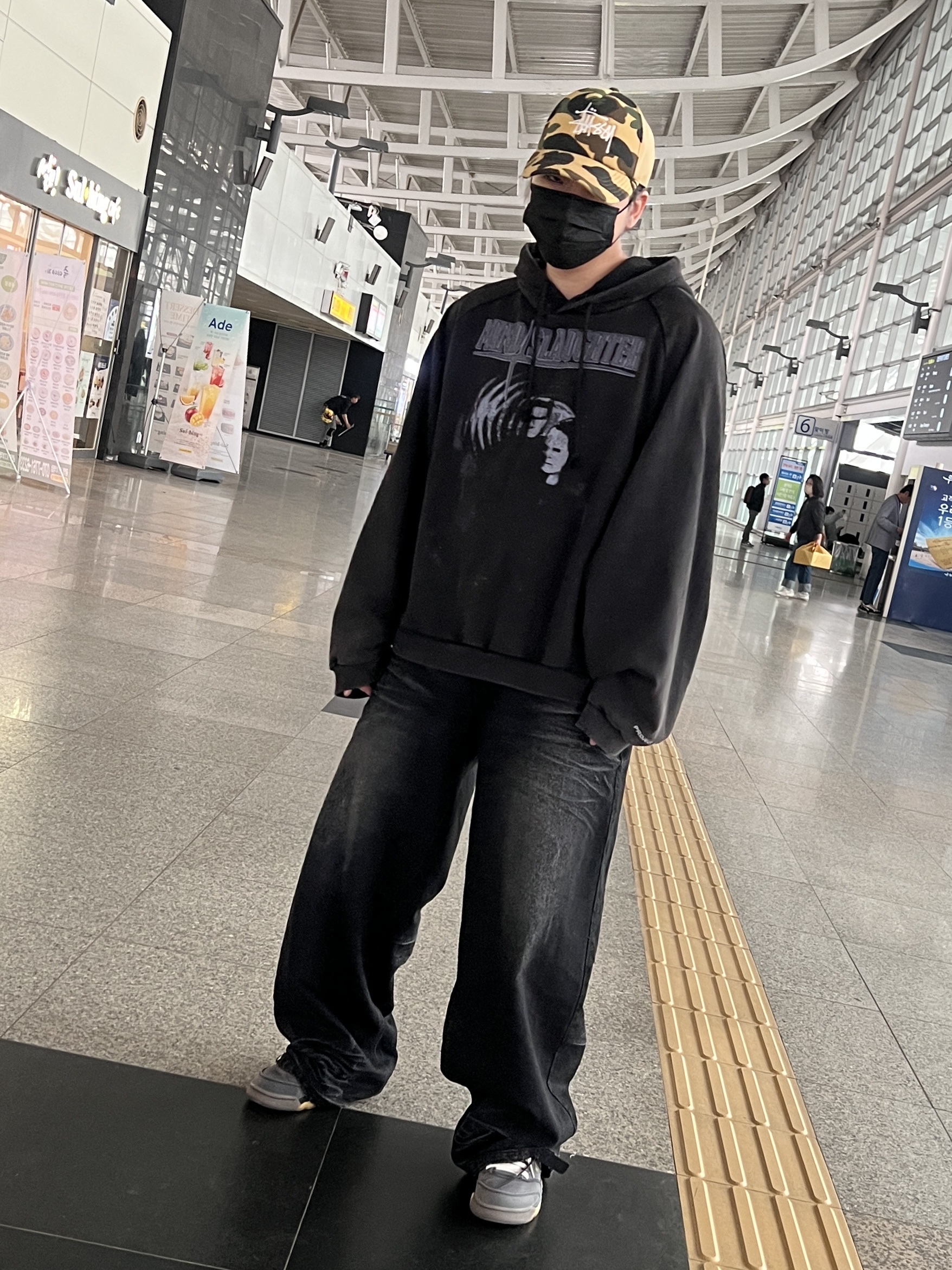 Stussy x BAPE Trucker Cap Yellow, Jordan 5 x Off-White Retro SP Black Muslin 착용 스타일 - 2