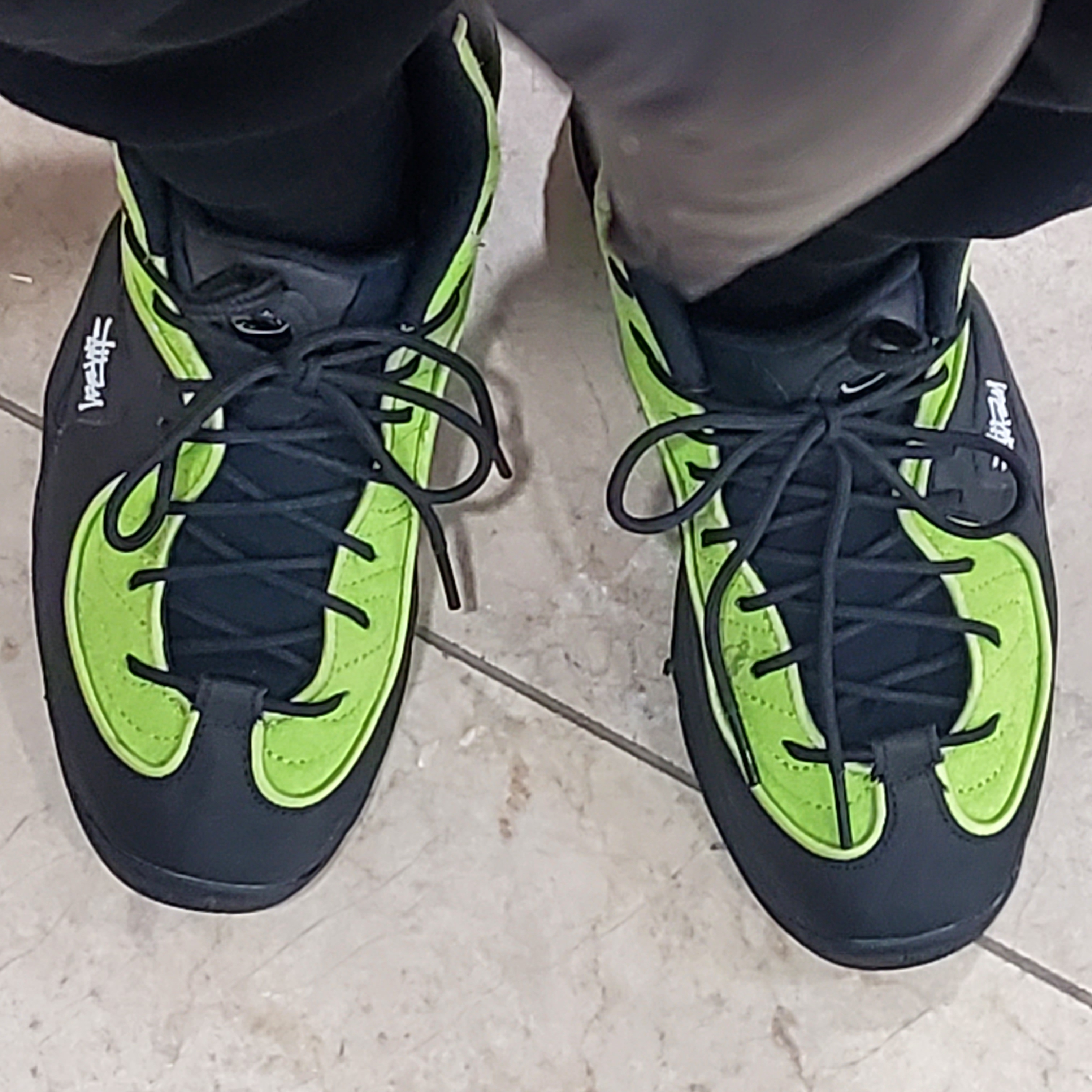 Nike x Stussy Air Penny II Vivid Green and Black 착용 스타일 - 2